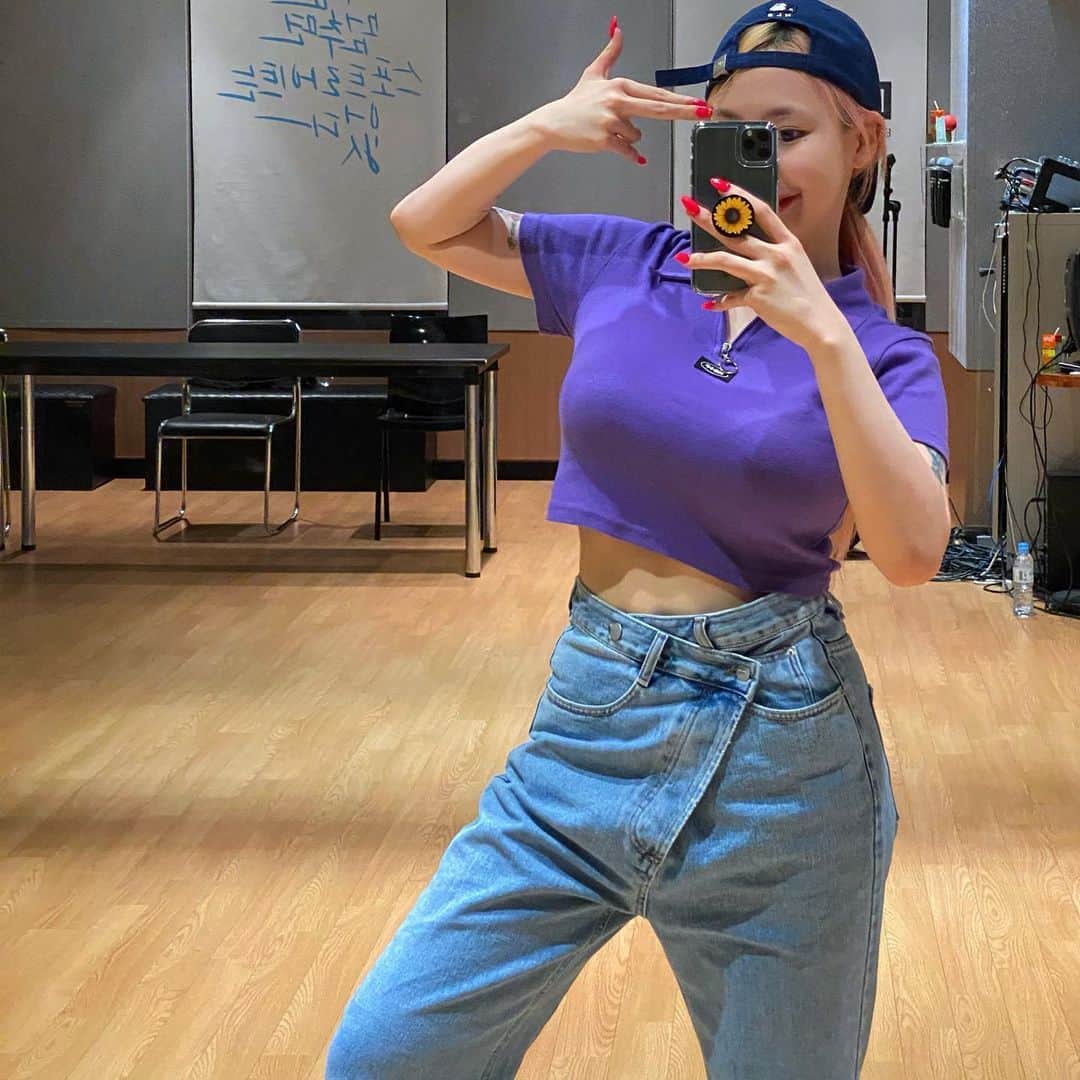 パク・ジミン のインスタグラム：「힘들땐 이포즈 따라해보라며」