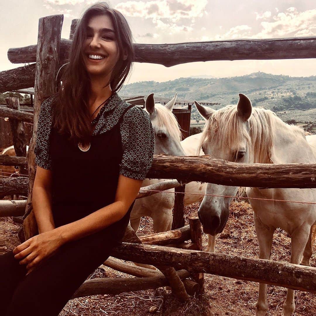Stella Egittoのインスタグラム：「Congiunti. Con stessi capelli pure. . . . . . . #diariodibordo #mysweetsemiquarantine  #nowhere」