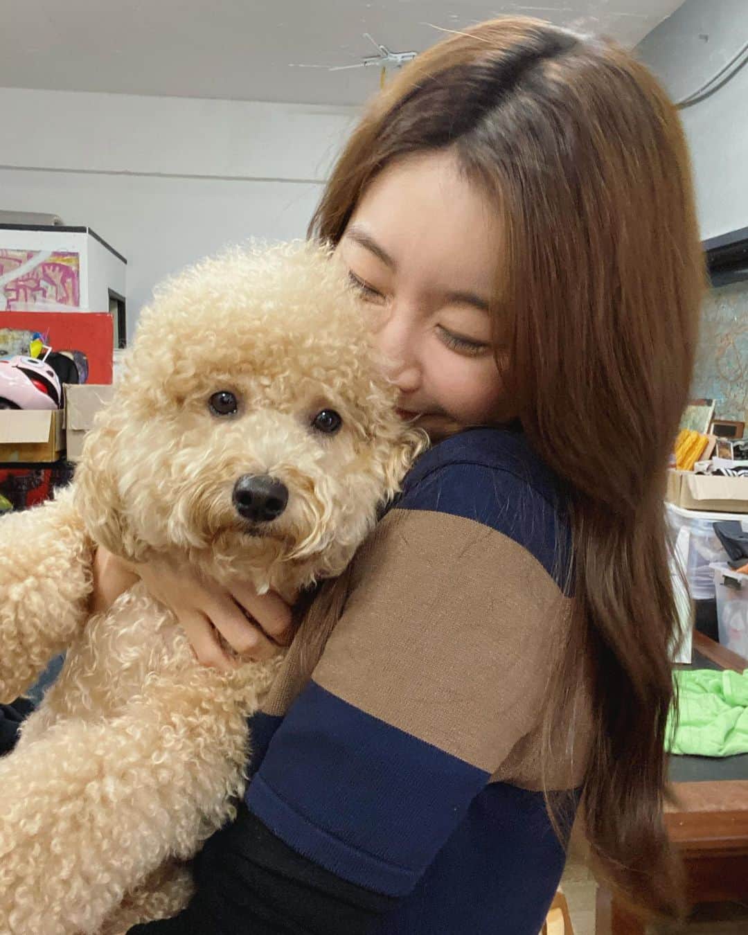 ソジン のインスタグラム：「#최애스텝 #땅콩 🥜🥜 #산책메이트 넌 헤이리의 내 유일한 힐링이었어. 잠못자도 밤을새워도 해가떠도 달이떠도  너만 보면 하이텐션🐩 고마워🥜 #고구마잘챙겨먹꼬😭 #늘건강하고행복해😭 #축복이함께하길🙌🏼 #좀비크러쉬헤이리」