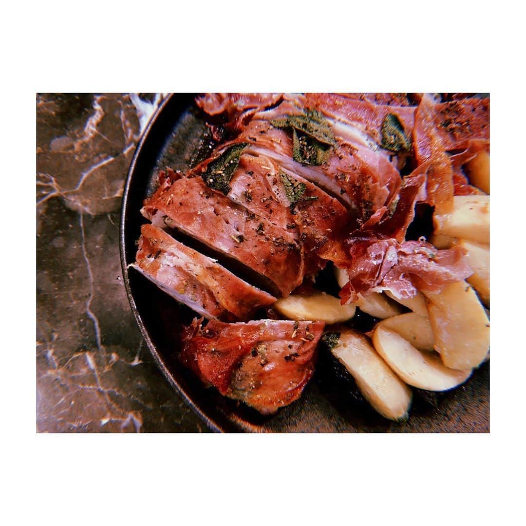 佐藤佳菜子さんのインスタグラム写真 - (佐藤佳菜子Instagram)「作ったのは わたしで  切ったのは 夫ですが  夫が誇らしげに テーブルに出しました。  よくあることです。  #セージでマリネした豚のヒレ肉を生ハムで巻いてリンゴの上で焼きました　#欧米かっ‼と思われるでしょうね︎ #ええ #そうなんです　#ここは英国 #イミンの料理」5月25日 4時22分 - kanakosato1019