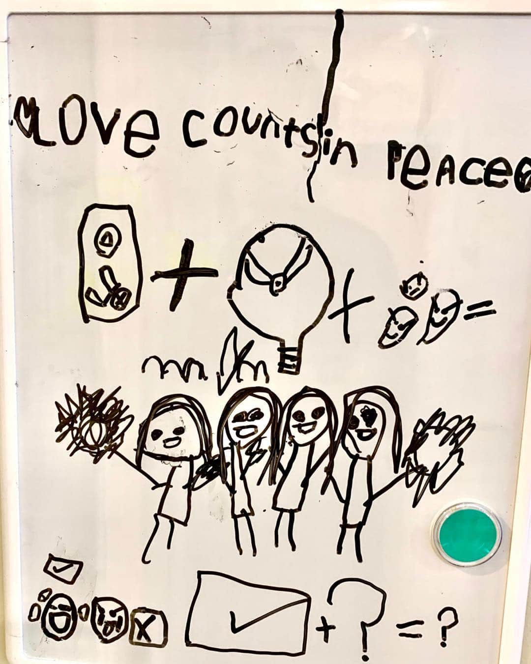 ロージー・オドネルさんのインスタグラム写真 - (ロージー・オドネルInstagram)「love counts in peace ✌🏾 #dailyDAX」5月25日 4時28分 - rosie