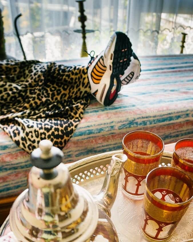 ナジャテ・ルカイルさんのインスタグラム写真 - (ナジャテ・ルカイルInstagram)「Only brand new shoes are allowed anywhere near the sala, put them on the seddarie (couch) and your life might be at risk lmao #salaswag #eidmubarak」5月25日 4時48分 - meryemsrwina