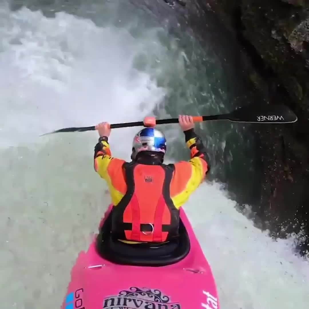 レッドブルのインスタグラム：「take a deep breath in 3..2..1.. 😲 ∙ 🚣‍♂️: @danejacksonkayak #kayak #waterfall #adventure #redbull #givesyouwings」