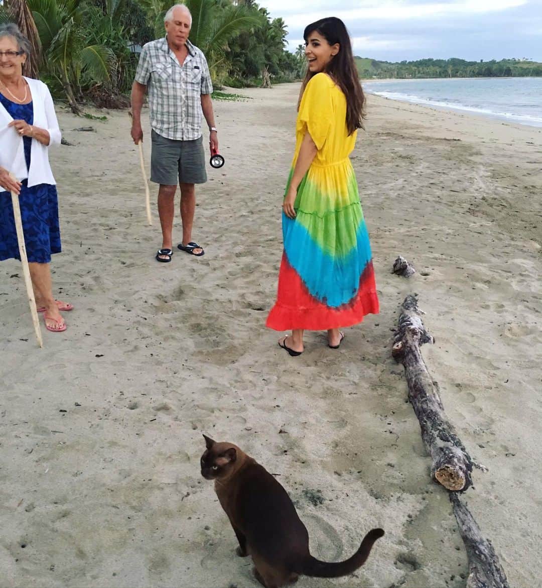 ハンナ・シモンのインスタグラム：「That time I lived in Fiji and discovered the best neighbors. We hung out every single day and became incredibly close friends. They told me wild stories about living in Africa and the crocodiles and leopards that wandered through and they made great tea and gave me amazing relationship advice about what to do when things get hectic and best of all WALKED THEIR CAT EVERY NIGHT ON THE BEACH. So nice when you find yourself on a remote island and still manage to find “your people.” - as much as I miss family and friends during this quarantine I miss when the world smashes you into strangers that make you feel seen and loved. Got any random traveler stranger turned best friend stories?#pattyandneilandcatjacques」