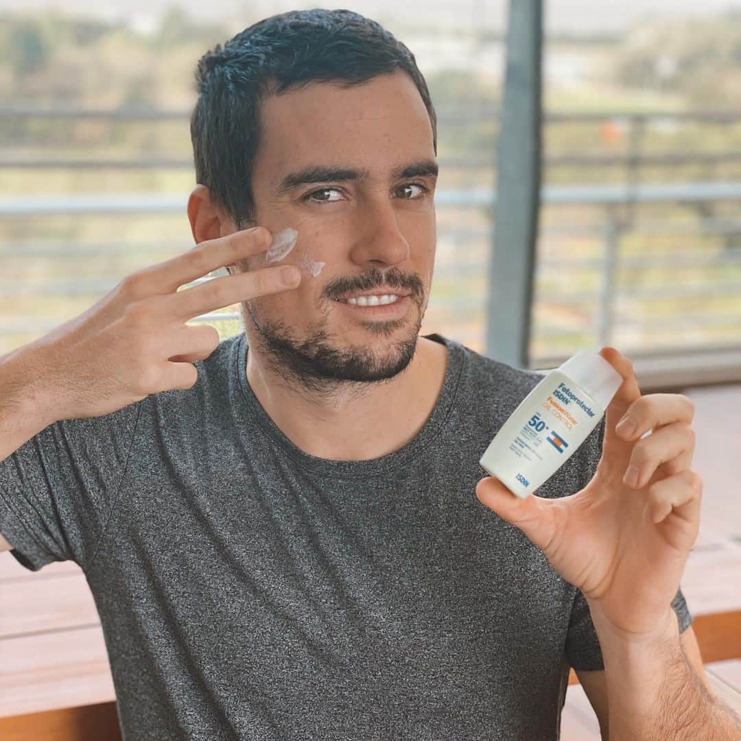のインスタグラム：「En este fin de semana que se celebra el día Mundial del Melanoma, me uno a @isdinargentina en su esfuerzo para concientizarnos de la importancia de fotoprotegerse a diario para tener una piel sana y linda. Saludos a todos!!」