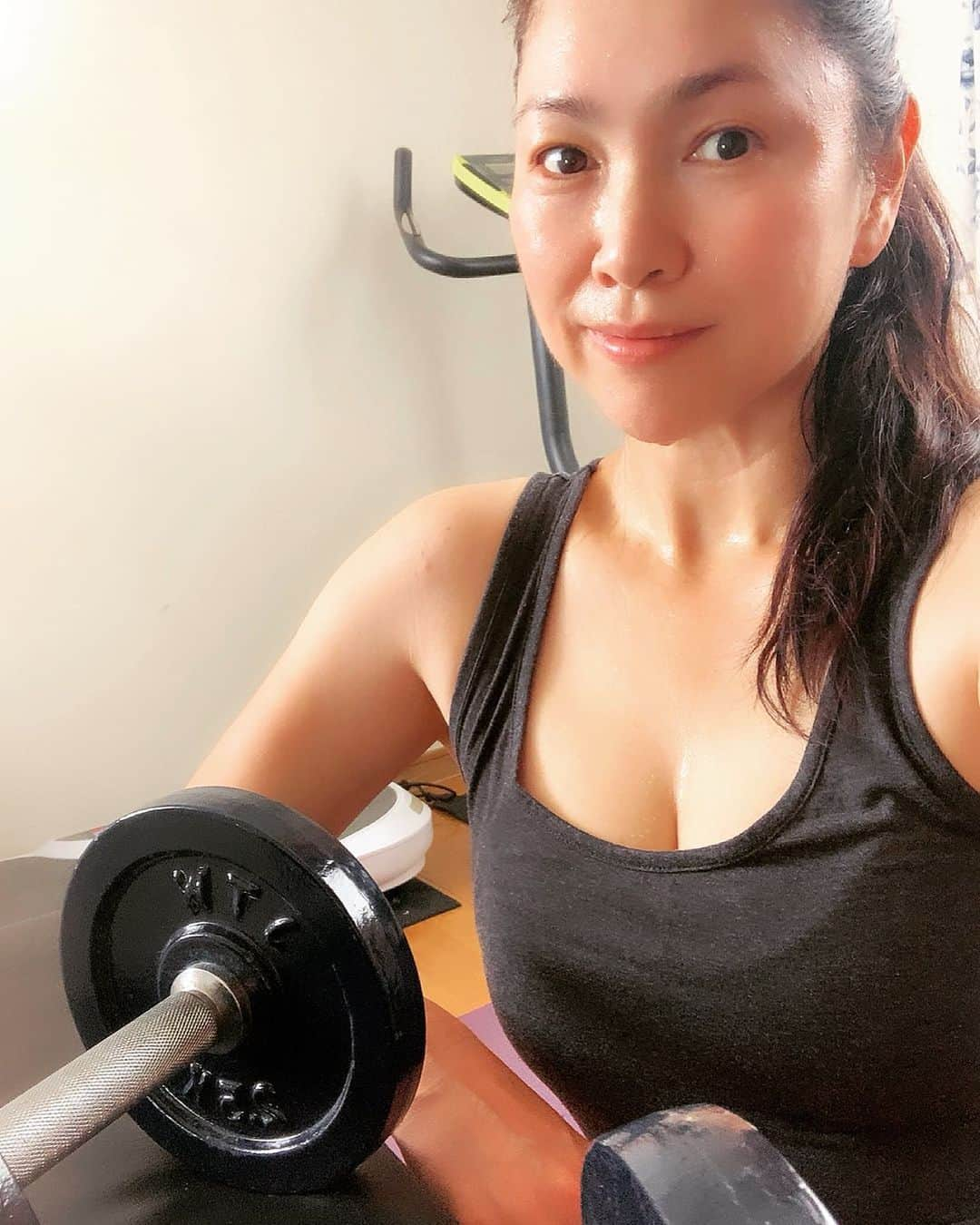 田中悦子さんのインスタグラム写真 - (田中悦子Instagram)「朝ラン→朝食→筋トレ⠀ ⠀  #宅トレ #workoutathome #脂肪をためないように #食べたら動く」5月25日 11時11分 - etsuko.reborn25