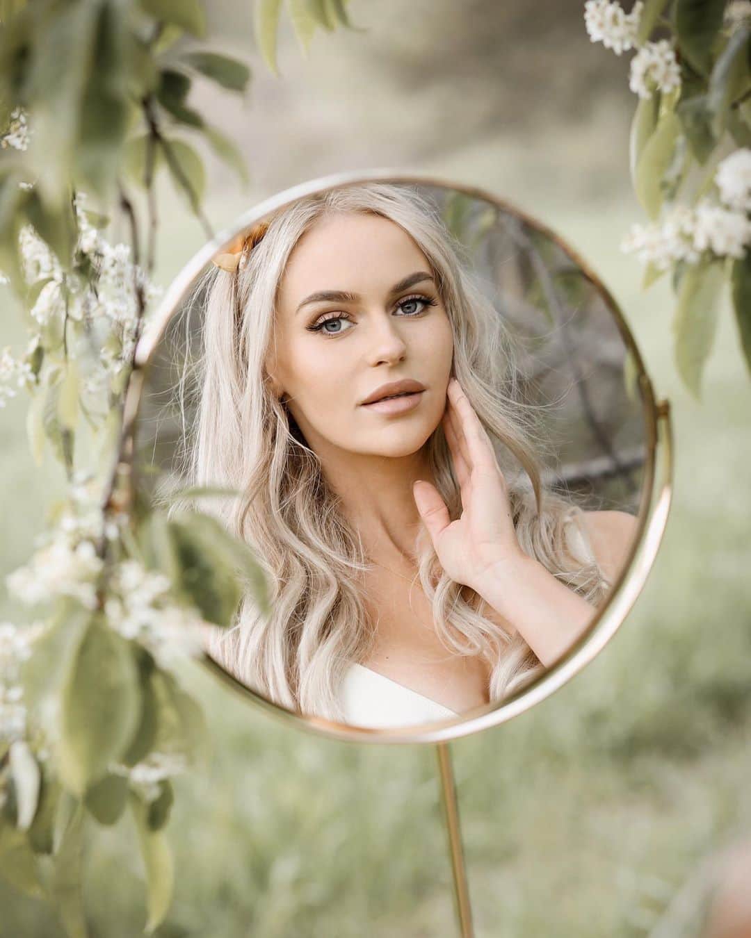 Anna Nyströmのインスタグラム：「So as spring progresses into summer, taking care of your skin is extra important. It’s our largest organ and shouldn’t be neglected. 💚⁣⁣⁣ ⁣⁣⁣ To help my skin feel healthy and smooth, I use collagen and beta carotene from @svenskhalsokost ⁣⁣⁣ ⁣⁣⁣ A little info:⁣⁣⁣ - Beta carotene is actually a pre stage vitamin A, and it’s stored under the skin until the body needs it. It has a brown tint which helps you get an awesome tan! These pills in particular have added minerals, vitamins and antioxidants.⁣⁣⁣ They also have black pepper extract and MCT-oil in them to help the body absorb it.⁣ ⁣⁣⁣ - Collagen is a protein that help protect your joints, cartilage, hair, nails and especially skin. When we age we produce less and less collagen, so adding some helps the body against wrinkles, dry skin, etc.⁣⁣⁣ (This one I’m taking comes as a shot, which helps the body absorb it. Plus it taste like raspberries!)⁣⁣⁣ ⁣⁣⁣ So for an extra boost and a natural protection, that’s what I use!⁣⁣⁣ ⁣⁣⁣ Along with those, here are my other tips for a better skin:⁣⁣⁣ • nutritious food⁣⁣⁣ • drinking water⁣⁣⁣ • good sleep⁣⁣⁣ • less stress ⁣⁣⁣ • exercise⁣⁣⁣ • skin products (for your skin type) ✨」