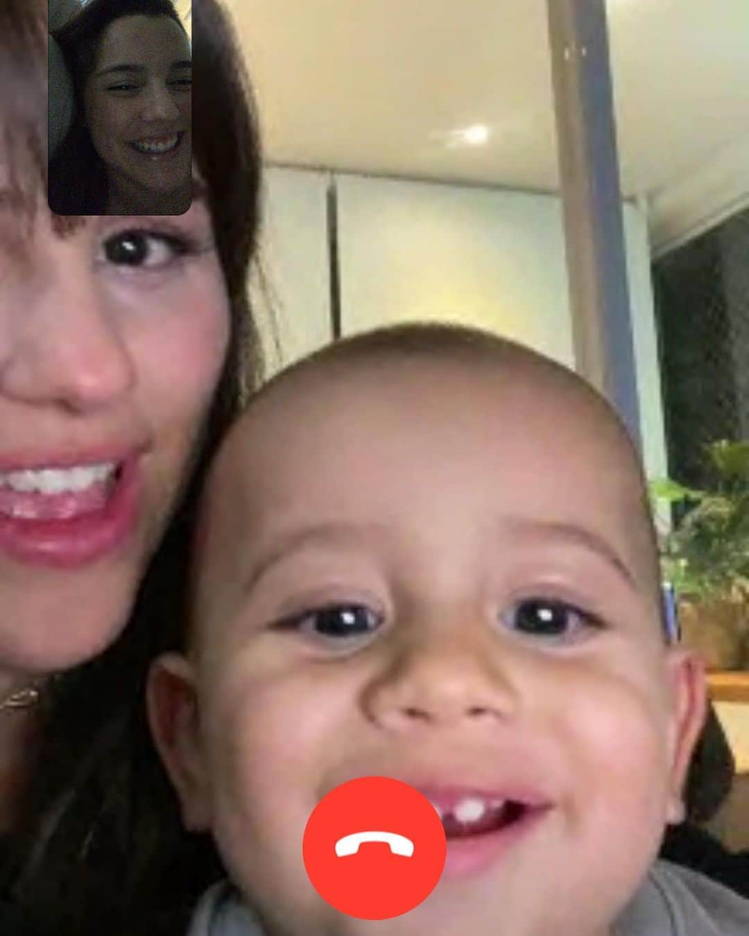 Alice Wegmannのインスタグラム：「Leo, no ano passado quando você nasceu, eu peguei o primeiro avião que pude pra passar a tarde junto com vocês no hospital. Quando eu entrei com a sua avó, a sua mãe estava chorando, o quarto estava todo azul e você usava um “oclinhos” que depois eu entendi o porquê. Desse dia pra cá, infelizmente não foram tantos os dias que passamos juntos - eu morando no Rio e vocês em São Paulo - mas sempre que eu podia ir, seus pais e avós me recebiam; como sempre com o maior amor do mundo. A cada vez que eu te visitava, você tinha aprendido algo novo. Um dente crescia, você engatinhava, emitia sons estranhos, soltava um monte de pumzinho e sorria pra qualquer um que sorrisse. Hoje você anda, entende, tem opinião, se expressa, faz bagunça e até fala pra chamar seu pai e sua mãe. Se eu pudesse, pegava agora um voo só pra te dar um beijo de parabéns e brincar um pouco de esconde com você. E te diria bem baixinho o quanto você é sortudo por ter nascido nessa família que eu tanto quero bem. Meu afilhado, a dinda te ama e, assim que puder, eu vou correndo pra gente brincar bastante! Feliz aniversário, pequeno. Que a vida seja boa com você. @leodeassismatte」