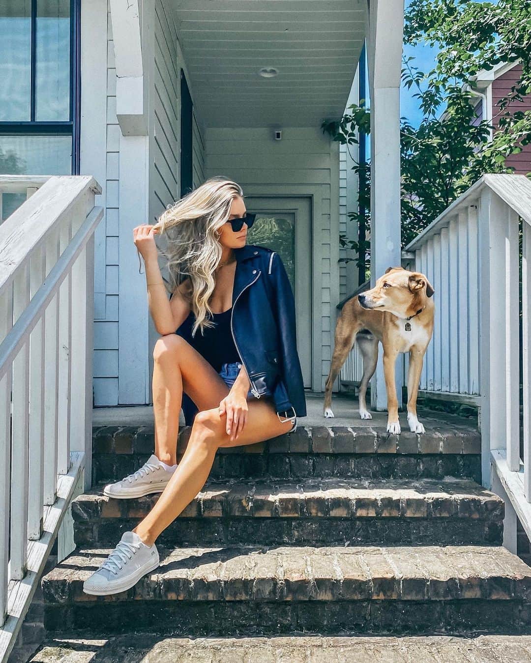 ダニエル・クヌッドソンのインスタグラム：「Over here with Benny planning which taco place to go to next. 🐕🐾🖤. . . #partnerincrime #adoptdontshop」