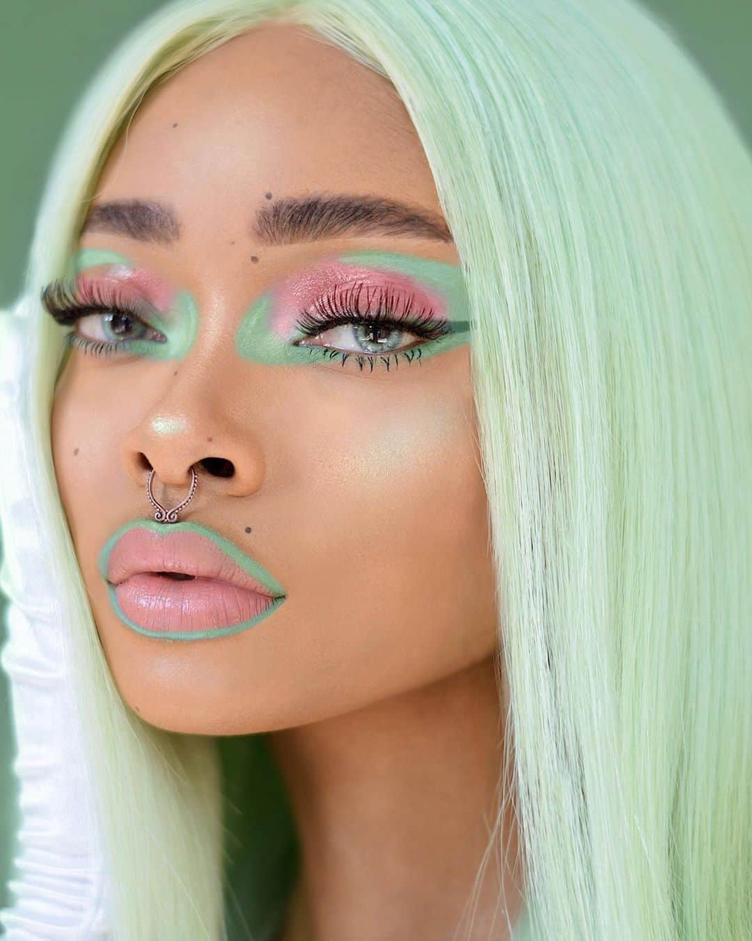 NYX Cosmeticsさんのインスタグラム写真 - (NYX CosmeticsInstagram)「Living for this minty #MOTD 🙌💕 @nyane uses our Ultimate Shadow Palette in 'Brights' + Fill & Fluff Eyebrow Pomade Pencil in 'Black' to create this flawless look ✨ || #nyxcosmetics #nyxprofessionalmakeup #crueltyfreebeauty」5月25日 5時59分 - nyxcosmetics