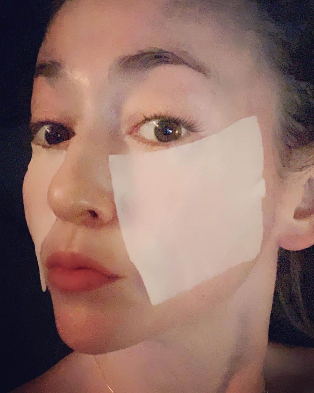 アリスさんのインスタグラム写真 - (アリスInstagram)「コットンパック再確認💓 手だけで十分と思っていた時期もあったけど🤭上質コットンの威力はやはり優秀なのね💄 #コットン #コットンパック #保湿ケア #太陽と上手な付き合い方 #顔は死守😏  #ヘルシースキン #ヘルシーボディメソッド #気分良く続ける #基礎が大事」5月25日 6時10分 - alice_official1207