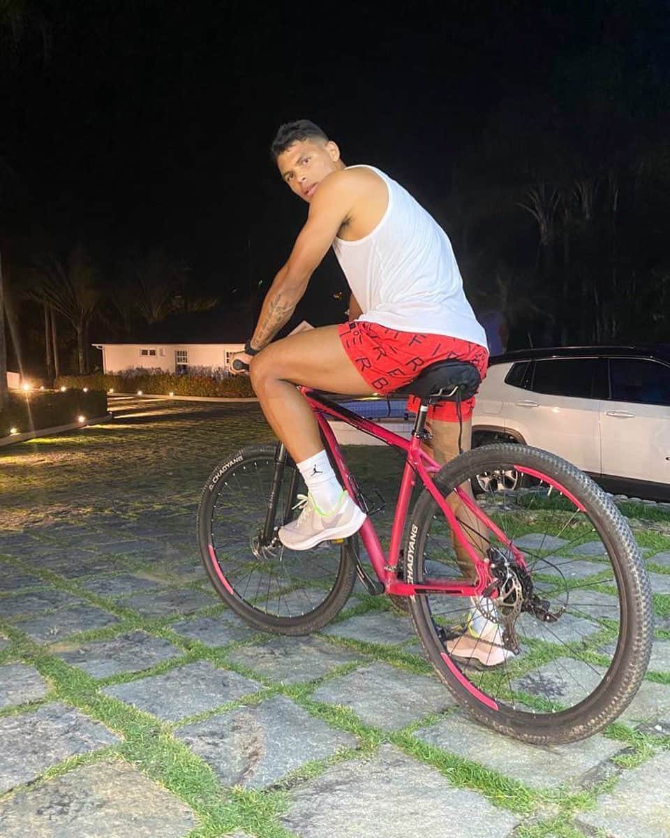 チアゴ・シルヴァのインスタグラム：「🇧🇷 “A vida é igual andar de bicicleta. Para manter o equilíbrio é preciso se manter em movimento” (Albert Einstein) 🇫🇷 « La vie, c’est comme une bicyclette, il faut avancer pour ne pas perdre l’équilibre » (Albert Einstein) 🇺🇸 “Life is like riding a bicycle. To keep your balance you must keep moving” (Albert Einstein) • • • #ThiagoSilva #FamiliaSilva #CoronaOut #restecheztoi #jesuischezmoi #restezchezvous #fiqueemcasa #fiquememcasa #ficaemcasa #euficoemcasa #stayhome #stayathome #restezalamaison #yomequedoencasa #AlbertEinstein #Bicicleta #Bicycle #Bicyclette #MonVelo」