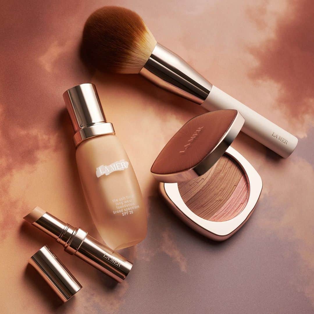 ドゥラメールのインスタグラム：「Turn up the radiance with a few sweeps of NEW Limited-Edition The Bronzing Powder to warm up your #SkincolordelaMer look.」