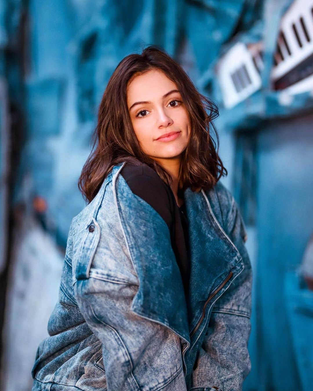 ベサニー・モータさんのインスタグラム写真 - (ベサニー・モータInstagram)「Denim jacket Now vs Then 👶🏻Some things never change..luckily, my hairline did 📸: @smac.snaps 📍: @thebilly.studio」5月25日 6時31分 - bethanynoelm