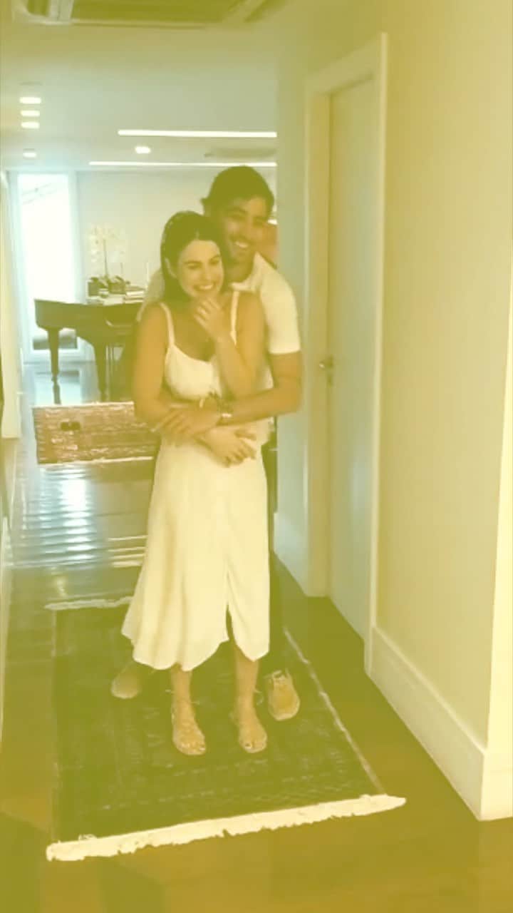 ステファニー・ブリットのインスタグラム：「Sempre imaginei nossos meninos “contando” pra gente se iriam ganhar  uma irmãzinha ou irmãozinho... e assim foi!!!! Que sonho, que emoção! Não poderia ter sido mais perfeito! Nossa cara, nossa familinha crescendo!!! Assistam o vídeo  e descubram quem vai dominar esse instagram junto com Londinho e Montininho!!! 🥰🥰🥰 E um agradecimento mto especial a @marcellarica que fez essa edição tão linda!! ❤️」