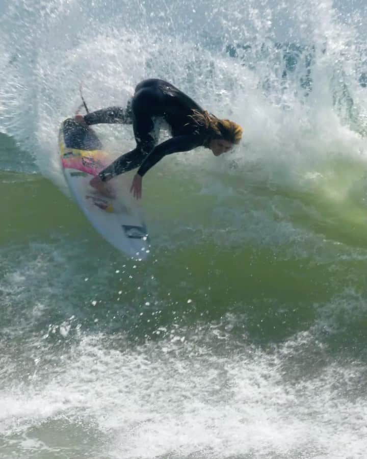 キャロライン・マークスのインスタグラム：「Been a really fun run of waves lately ☺️🎉 // @noahjm22」