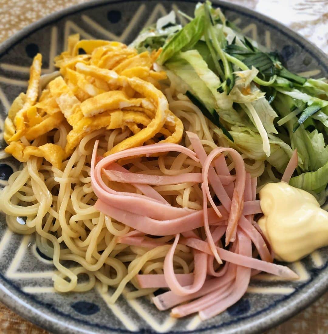 馬渕史香のインスタグラム：「冷やし中華はじまってますが、赤色が足りませんでした . #あしざわ家 #寿がきや #冷やし中華  #冷やしラーメン #マヨネーズ #冷やし中華にはマヨネーズ  #岐阜」