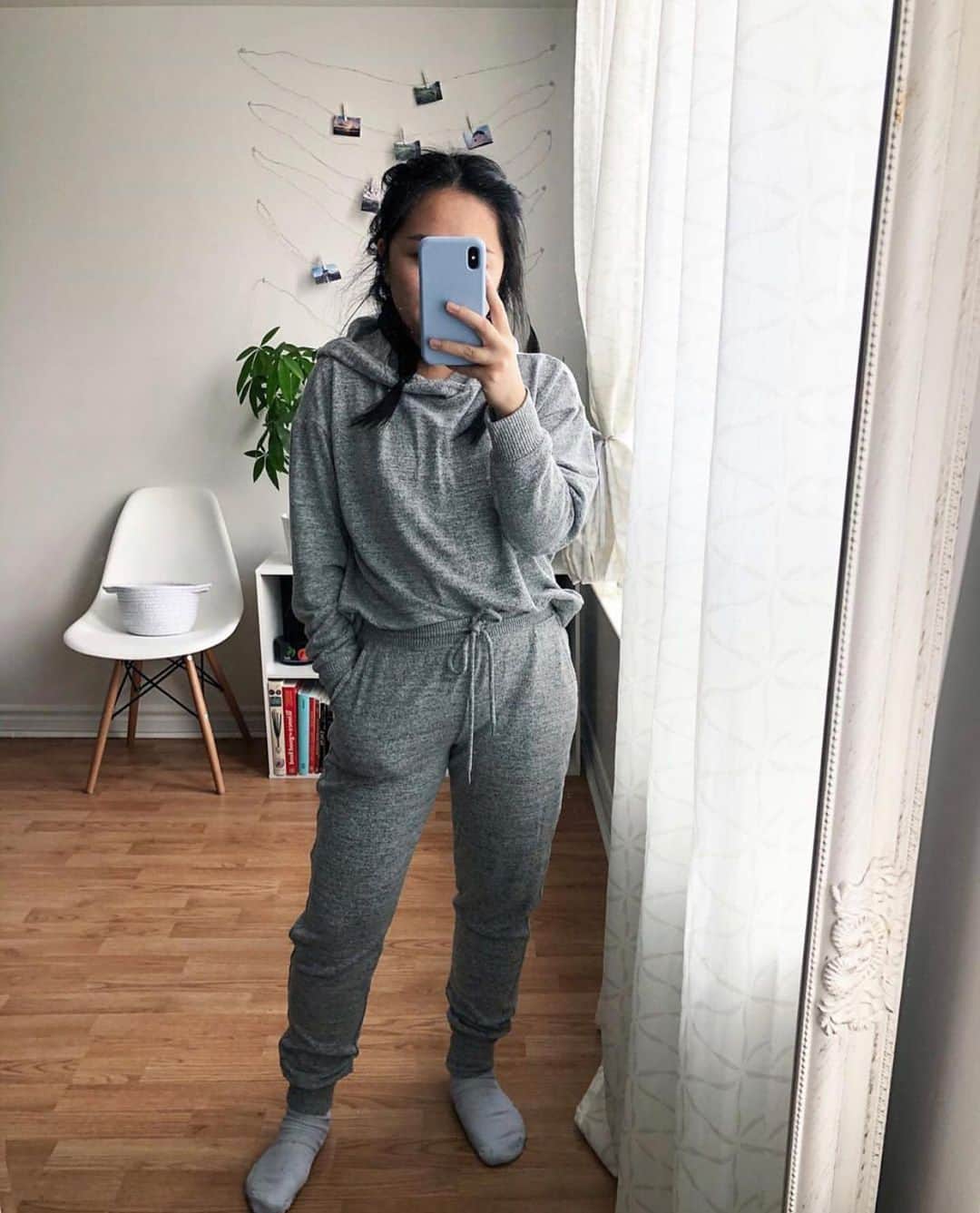 GAPさんのインスタグラム写真 - (GAPInstagram)「Don’t sleep on the #groutfit. ☁️☁️☁️ . Tap to shop @imliin_’s perfect grey on grey outfit. #GapFromHome」5月25日 7時05分 - gap