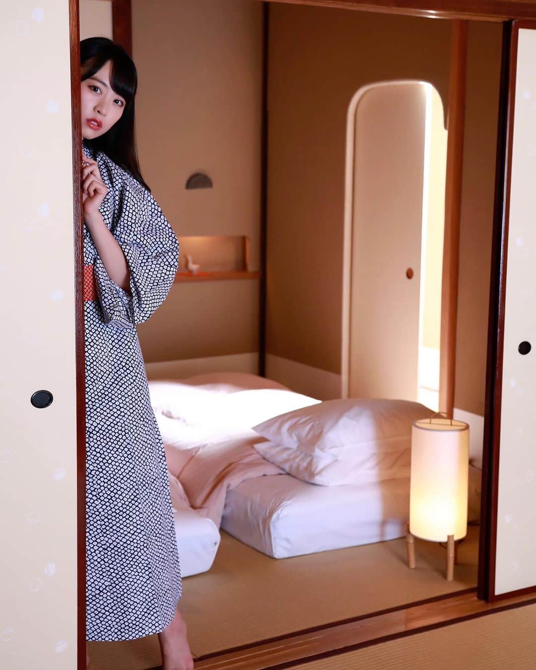 千倉里菜のインスタグラム：「おはよ |ω･)ﾁﾗ . . |彡ｻｯ! . . . * . _ #goodmorning #おはようございます #写真集 #温泉 #旅館 #和室 #古民家 #お布団 #間接照明 #ポートレート #portrait #photo #cute #japan_of_insta #japanese #Japanesemodel #asiangirls #follow #followｍe」