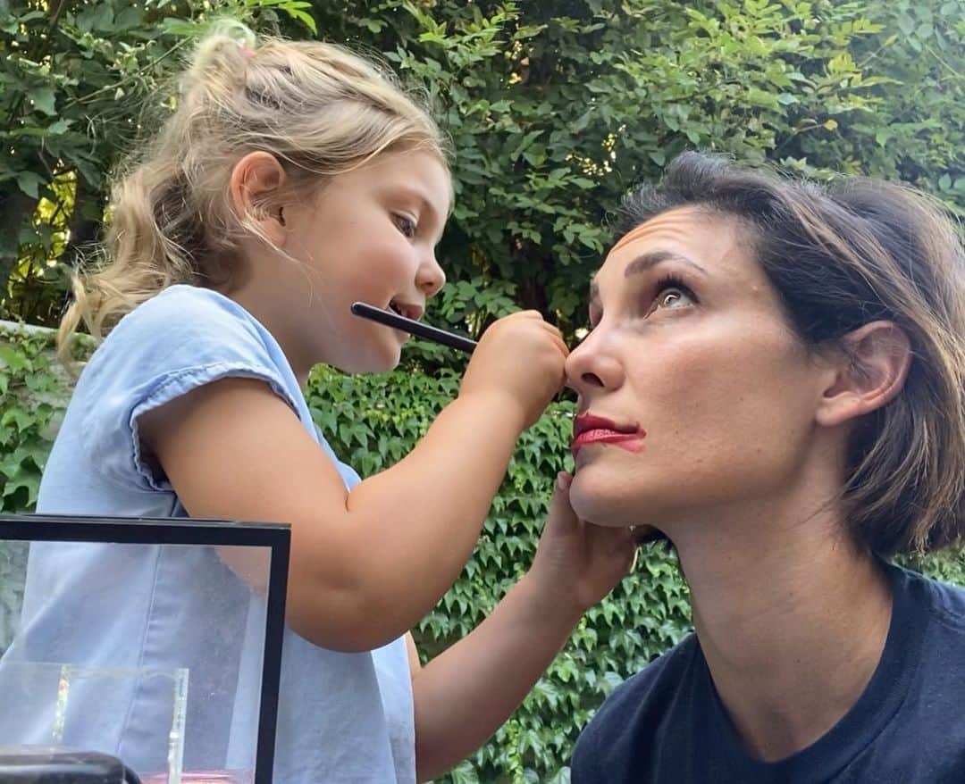 ダニエラ・ルーアのインスタグラム：「I miss work so much that I hired a makeup artist who moonlights as a photographer. She kept telling me I needed more lipstick and I decided to trust her. . Tenho tantas saudades do trabalho que decidi contratar uma maquilhadora/fotógrafa. Passou o tempo todo a dizer que preciso de mais batom, e eu confiei. . #motherdaughter #makeup #lipstick #cub #daughter #sierra #artist #photographer」