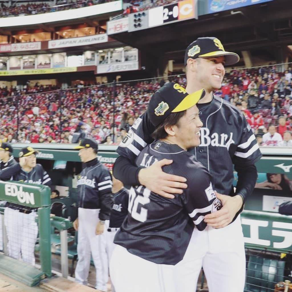 リック・バンデンハークさんのインスタグラム写真 - (リック・バンデンハークInstagram)「Throwback to the 2018 Japan Series, between the Hawks and the Carp. The two closest city to each other, always easy travel for me with the Shinkansen. 🚄  I like the stadium and the fanbase. 🏟 Especially the smell of the real grass and the food from the concession stands.  I got to start game 2 and 6 in which we were able to clinch my 3rd Japan Series title with the Hawks.  Today for auction a special item from this series. •  ホークスとコイの特別シリーズ。 一緒に一番近い街、新幹線でいつも楽な旅。 私はスタジアムとファンベースが好きです。 特に本物の草の香りと譲歩からの食物が立っています。  私はホークスで私の3番目のタイトルをクリンチできたゲーム2と6を開始する必要がありました。  今日はこのシリーズの特別なアイテムをオークションにかけます。  #sbhawks #nipponseries2018」5月25日 7時37分 - rick_vdhurk