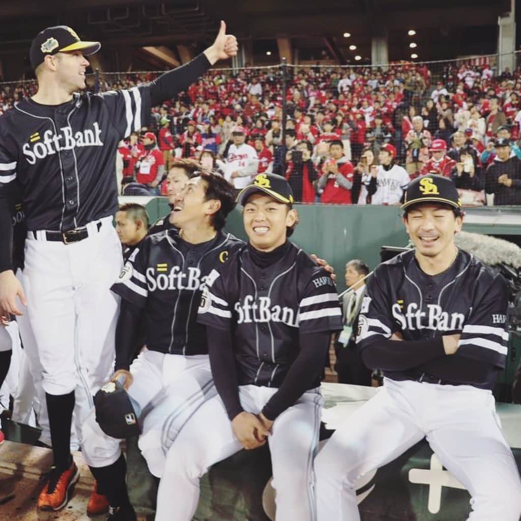 リック・バンデンハークさんのインスタグラム写真 - (リック・バンデンハークInstagram)「Throwback to the 2018 Japan Series, between the Hawks and the Carp. The two closest city to each other, always easy travel for me with the Shinkansen. 🚄  I like the stadium and the fanbase. 🏟 Especially the smell of the real grass and the food from the concession stands.  I got to start game 2 and 6 in which we were able to clinch my 3rd Japan Series title with the Hawks.  Today for auction a special item from this series. •  ホークスとコイの特別シリーズ。 一緒に一番近い街、新幹線でいつも楽な旅。 私はスタジアムとファンベースが好きです。 特に本物の草の香りと譲歩からの食物が立っています。  私はホークスで私の3番目のタイトルをクリンチできたゲーム2と6を開始する必要がありました。  今日はこのシリーズの特別なアイテムをオークションにかけます。  #sbhawks #nipponseries2018」5月25日 7時37分 - rick_vdhurk