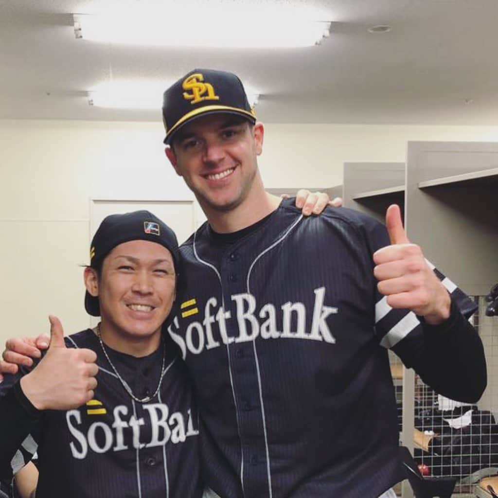 のインスタグラム：「Throwback to the 2018 Japan Series, between the Hawks and the Carp. The two closest city to each other, always easy travel for me with the Shinkansen. 🚄  I like the stadium and the fanbase. 🏟 Especially the smell of the real grass and the food from the concession stands.  I got to start game 2 and 6 in which we were able to clinch my 3rd Japan Series title with the Hawks.  Today for auction a special item from this series. •  ホークスとコイの特別シリーズ。 一緒に一番近い街、新幹線でいつも楽な旅。 私はスタジアムとファンベースが好きです。 特に本物の草の香りと譲歩からの食物が立っています。  私はホークスで私の3番目のタイトルをクリンチできたゲーム2と6を開始する必要がありました。  今日はこのシリーズの特別なアイテムをオークションにかけます。  #sbhawks #nipponseries2018」