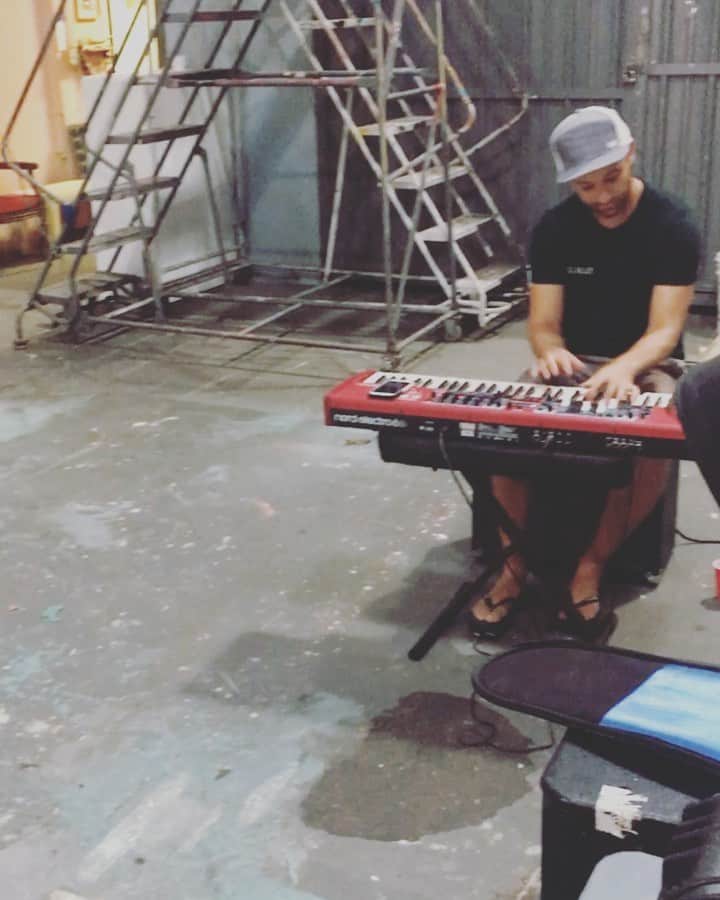 Shing02のインスタグラム：「Peace from Honolulu. streaming with the band soon?  song: "F1RST S1GHT / 初恋" by Yakkle & Shing02」