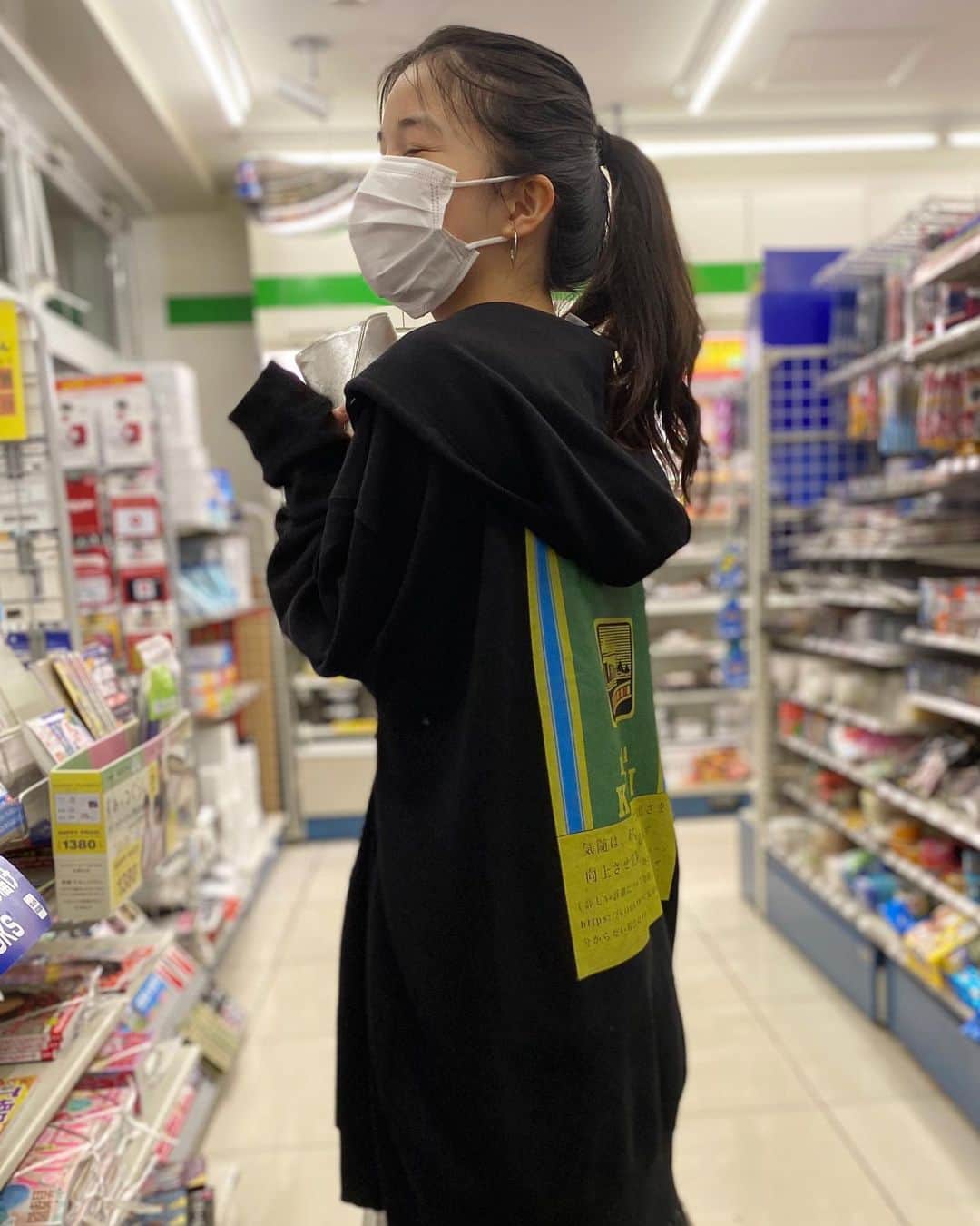 仮谷せいらのインスタグラム：「コンビニだとファミマが 1番好きかも🤭  #冷凍つけ麺美味しいよ」