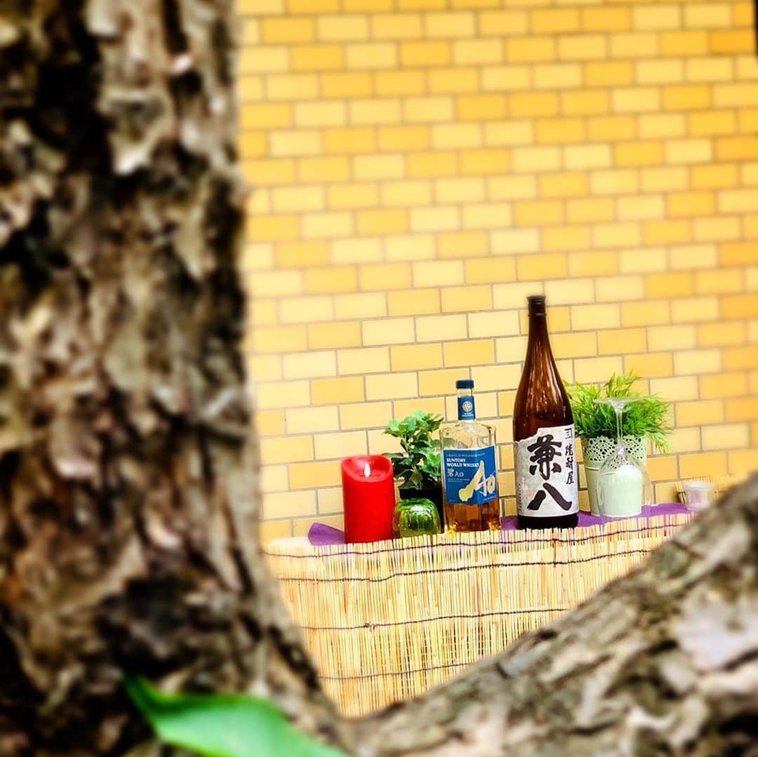 川崎麻世さんのインスタグラム写真 - (川崎麻世Instagram)「庭に自分が描いた作品を貼りバーっぽくアレンジしてみた😂 好きにしろって💦❓」5月25日 8時27分 - mayokawasaki