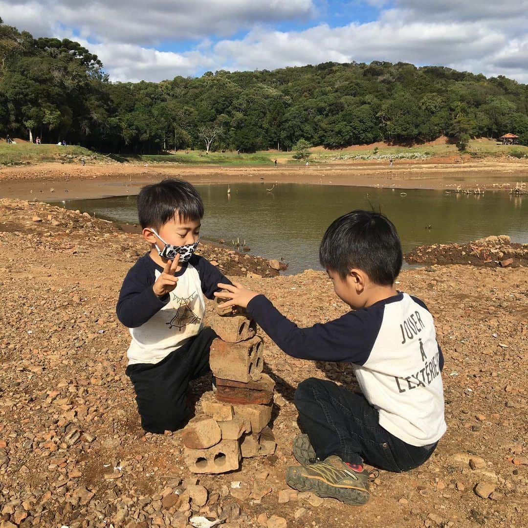 生島早織さんのインスタグラム写真 - (生島早織Instagram)「日中の気温15度☀️ 私は薄手のダウンを着て家を出ましたが、動いていたらダウンを脱いで遊べました😊  双子達は持っていった段ボールでグラススライダー😃  競走したり、ふざけたり、一緒に滑ったり・・・ 楽しそう〜❣️ その後は、石を積んで石のお城を作ったり水の中に石を投げたり。  数少ない解放されている公園周辺で沢山遊びました。  しかし、この大きな水たまり。 本来は貯水池。  この池の様子を見ると水不足は明らか💦💦💦 池の中で遊んでいました。  今日も昨日からの断水で、バスタブ使用禁止🛁  その対策にベビーバスを購入しました。 勿論サイズは赤ちゃん用なので小さいですが、無いより良い。 シャンプーしている間だけでも浸かっていられる🛁  夜はかなり冷えるので寒さ対策にも👍  沢山雨が降って、せっかくの大きなバスタブでゆっくりお風呂に浸かりたい🛀  4歳児でもギリギリ入れるサイズですが、私も入っちゃった🤣  壊れていません😅  その姿を想像したら笑える🤣  これから朝夕は冷えるので断水終わったら足湯に使えるかな〜👣 ブラジルはコロナが大変な事になっているけど大丈夫？  って、沢山の方から連絡を頂きます。 ありがとうございます😍  私が住んでいるクリチバという街は日本のニュースに上がるほどの悪環境ではありません。 それでも1日の新規感染者は10名ほどでているそうです。  引き続き気を引き締めて生活して行きたいと思います。  #双子育児 #双子ママ #仲良しツインズ #段ボール遊び #服はドロドロ #海外生活 #海外育児 #コロナに負けない  #断水中 #水のない貯水池 #みんなありがとう」5月25日 8時27分 - saori.ikushima