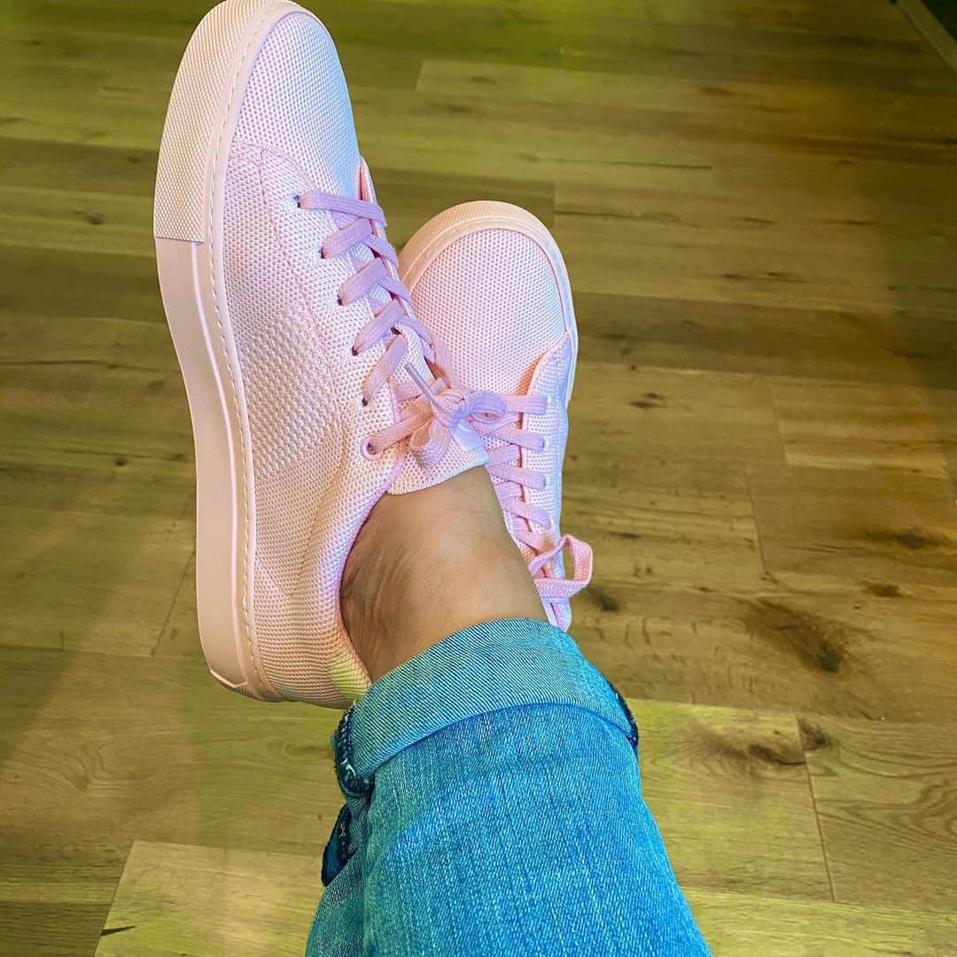 ジェリー・ライアンさんのインスタグラム写真 - (ジェリー・ライアンInstagram)「Ok, my new pink sneakers are making me very happy right now. #itsthelittlethings 💖 @greats (And no, this is not an ad. I ordered them. I paid for them. And I love them.)」5月25日 8時36分 - jerilryan