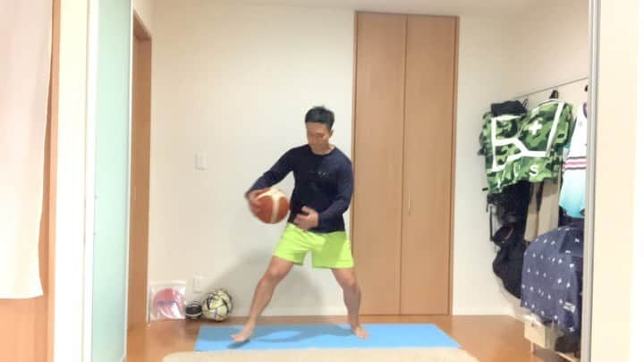 栗原祐太のインスタグラム：「【今日のやってみよう】 下半身トレーニング×ハンドリング タイミング合わせてみましょう！ 腰周りまわしてから ↓ サイドランジ ↓ 足まわす ↓ 戻る  お尻🍑のチカラでやりましょね👍  フルバージョンと詳細↓ https://youtu.be/1tysKTd8BSU  チャンネル登録者数増加ご協力お願い致します 🙇‍♂️ http://www.youtube.com/channel/UC91kuxrhvM3s5GyoPA-OvlQ?sub_confirmation=1  #栗原祐太 #バスケ #バスケットボール  #kyus #スクール #教室　　#youtube #molten  #家で #筋トレ #ハンドリング #youtubeチャンネル登録お願いします」