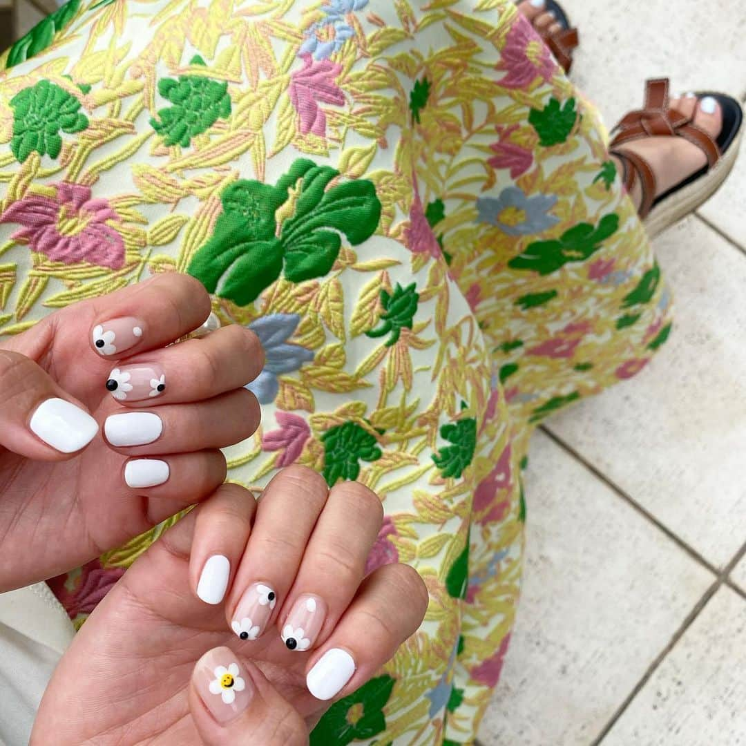 Risako Yamamotoさんのインスタグラム写真 - (Risako YamamotoInstagram)「flower nail ♡◡̈❁ ・ まだ5月なのに既にこんがり焼けたお肌(笑)にホワイトベース💅🏽がお気に入り♥︎😎 ・ merci.さんのコロナウイルス対策のテーブル設置がすごくてとても安心でした🙏🏻💥🤍 (刑事ドラマで見るようなアクリル板で仕切られています👮🏽‍♂️) ・ @merci8merci  #mynail #merci. #メルシーポワン」5月25日 8時56分 - risako_yamamoto