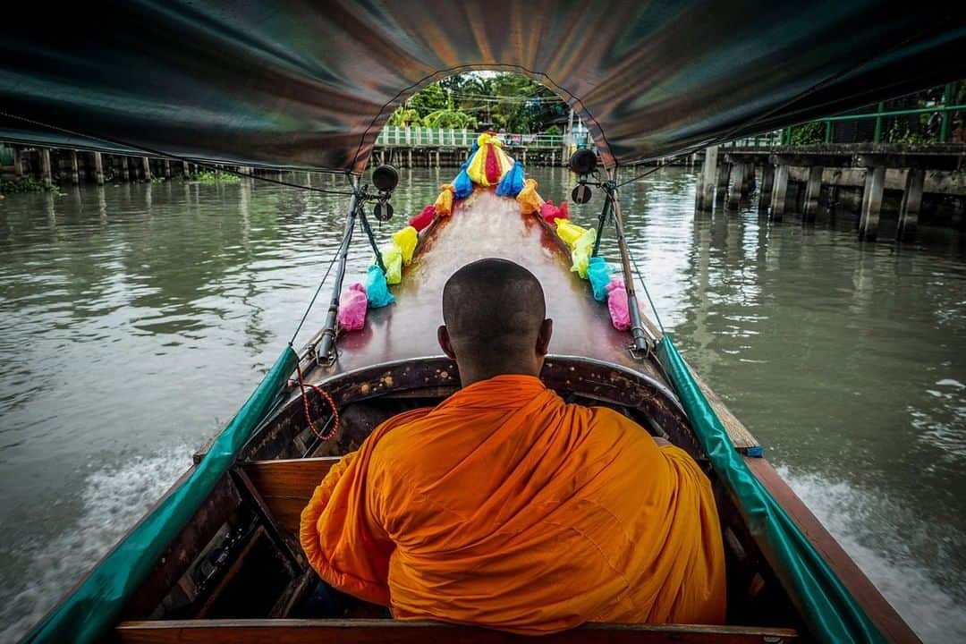 National Geographic Travelさんのインスタグラム写真 - (National Geographic TravelInstagram)「Photo by @amandamustard | A monk rides in the front of a long-tail boat that commutes up and down a klong, or canal, in Bangkok, Thailand. These boats service the network of waterways around the city and cost about 8 to 20 baht (25 to 60 cents) per person, depending on distance. #thailand #buddhism #bangkok」5月25日 9時05分 - natgeotravel