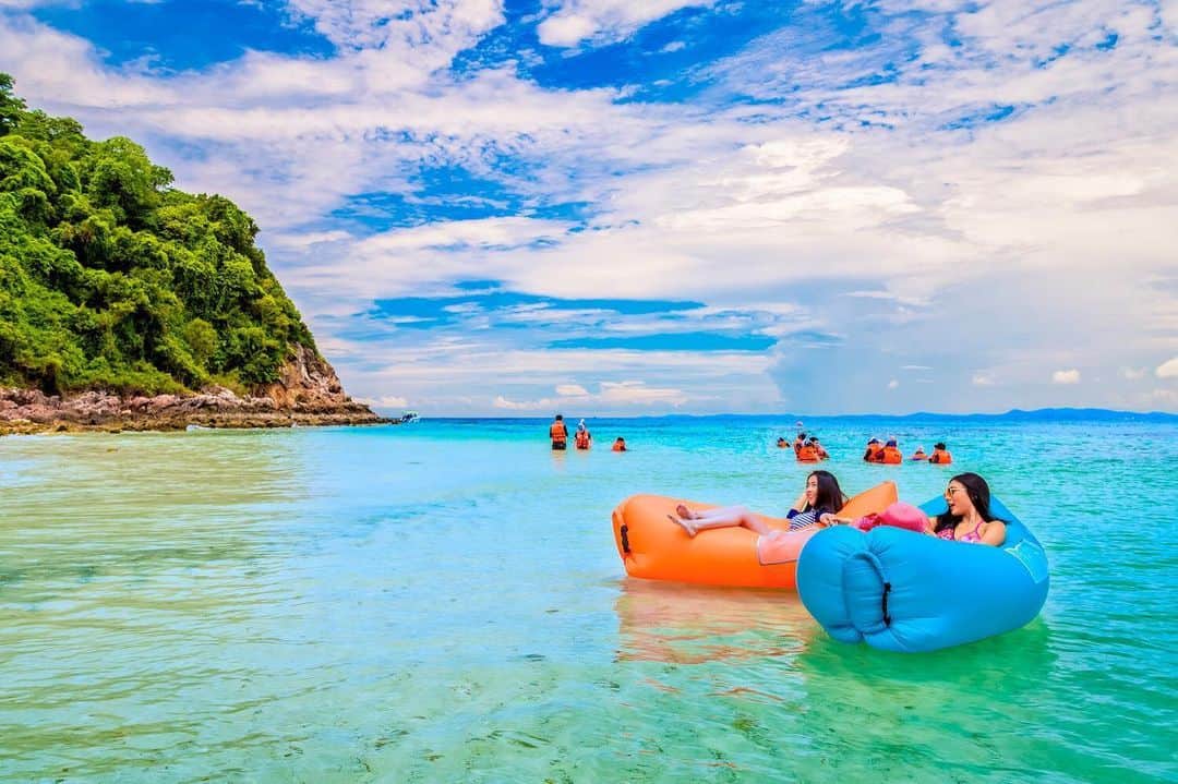タイ国政府観光庁さんのインスタグラム写真 - (タイ国政府観光庁Instagram)「・﻿ ／﻿ サメット島から﻿ おはようございます☀️﻿ ＼﻿ ﻿ サメット島は、タイ東部ラヨーンの沖合７kmのところに浮かぶ美しい島🏝﻿ 島全体が海洋公園に指定されていて、白砂のビーチとタイ随一の透明度を誇る海が魅力👏﻿ ﻿ 秘境リゾートとして人気で、世界中から旅行者が集まります👙💕﻿ ﻿ 宿泊施設も、ラグジュアリーなリゾートホテルから、アットホームなゲストハウスまで幅広く、女子旅やカップル旅、ファミリー旅行でも楽しめるディスティネーションです👨‍👩‍👦‍👦✨﻿ ﻿ 今週も体調に気をつけながら、1週間がんばりましょう😊﻿ ﻿ タイ旅行の情報が少しでも皆さまの癒しになることを願って🙏﻿ #stayhome で次のタイ旅行の情報収集を📝﻿ ﻿ #タイ旅行ができる日まで﻿ #おうち時間﻿ #おうちタイ時間﻿ #家にいよう﻿ #ソーシャルディスタンス﻿ #一緒に乗り越えよう﻿ #overcomethis #together﻿ ﻿ #お疲れ様でした #サメット島  #絶景ビーチ#タイリゾート#海外リゾート #こんなタイ知らなかった #もっと知りタイ #旅好きな人と繋がりたい #旅行好きな人と繋がりたい #海外旅行 #女子旅 #タビジョ  #thailand #kosamet #thaibeach #instabeach  #amazingthailand #thailandtravel #thailandtrip  #thaistagram #lovethailand」5月25日 9時20分 - amazingthailandjp