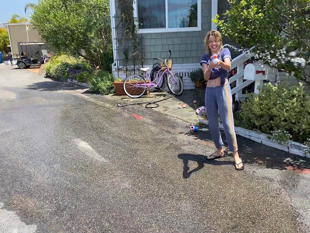 ミラ・ジョヴォヴィッチのインスタグラム：「Nothing like a good ol water gun fight with the family over the weekend! The weather has been beautiful here in LA, so we’ve been taking advantage of it to get out of the house and spend some time outside. Our blueberries just exploded in the garden so we had a huge bowl of them this morning with breakfast! They taste so incredible picked fresh like that, so sweet and just like MORE blueberry like than anything I’ve bought from any market. I hope everyone is doing well and staying safe! Sending lots of love your way! Xoxo m❤️」