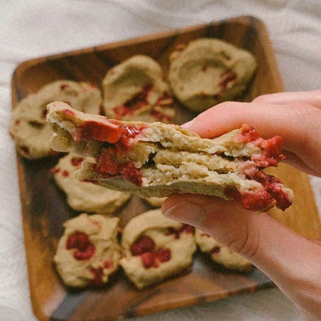 LINA（吉村リナ）さんのインスタグラム写真 - (LINA（吉村リナ）Instagram)「CHICKPEA BERRY SOFT COOKIE 🍪 ~ひよこ豆のベリーソフトクッキー~ レシピはアメブロにUPしてあります🙈💕 ⠀⠀ #アメブロ #linahappy3 #glutenfree #vegan ⠀⠀ ーーー ⠀⠀ Recipe on my Ameba Blog #linahappy3  Feel free to copy the texts from blog and translate into your language so you can get the recipe ❤️」5月25日 20時19分 - lina3336