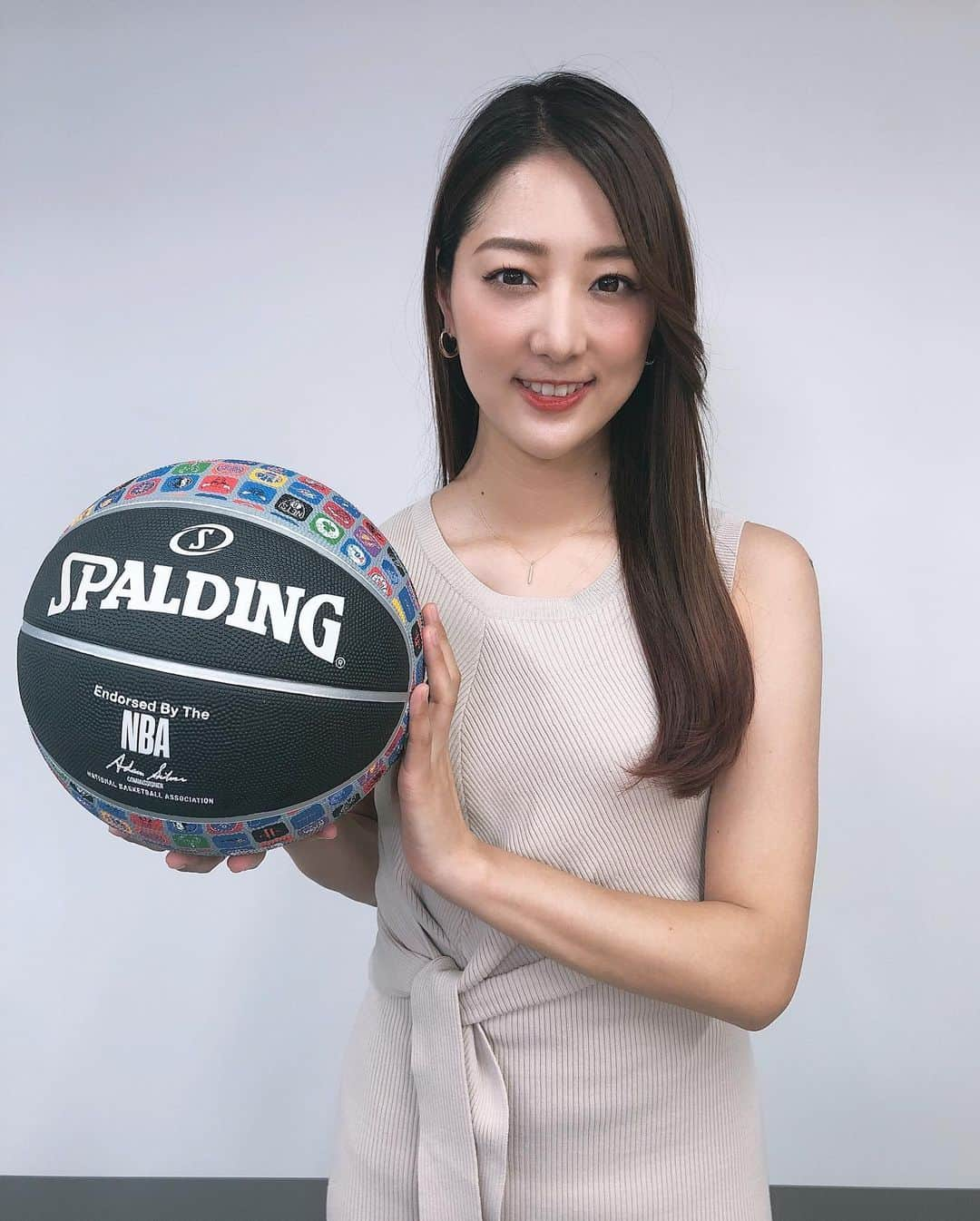 佐々木もよこさんのインスタグラム写真 - (佐々木もよこInstagram)「このあと21:00〜NBA情報局DAILY9🏀💕﻿ NBA Amazing Starはジャーニーマン、ディアンジェロラッセル🥺‼️﻿ ﻿ 過去を知らなかったので少し衝撃がありました…﻿ ﻿ それからアメリカ在住のスポーツジャーナリスト杉浦さんから最新のトレード情報も⁉️✨﻿ ﻿ トレードとかfAとか、驚きもあるけど新しくなるチームも楽しみでやばい🥺❤️❤️﻿ 意外なスターが移籍となると次のチームがわくわくしちゃう〜🥰✨﻿ ﻿ ﻿ ﻿ ﻿ #NBA#NBARakuten#basketball #sport#fashion#snidel#バスケ#ディアンジェロラッセル #ファッション#ワンピース」5月25日 20時21分 - moyoko_atom