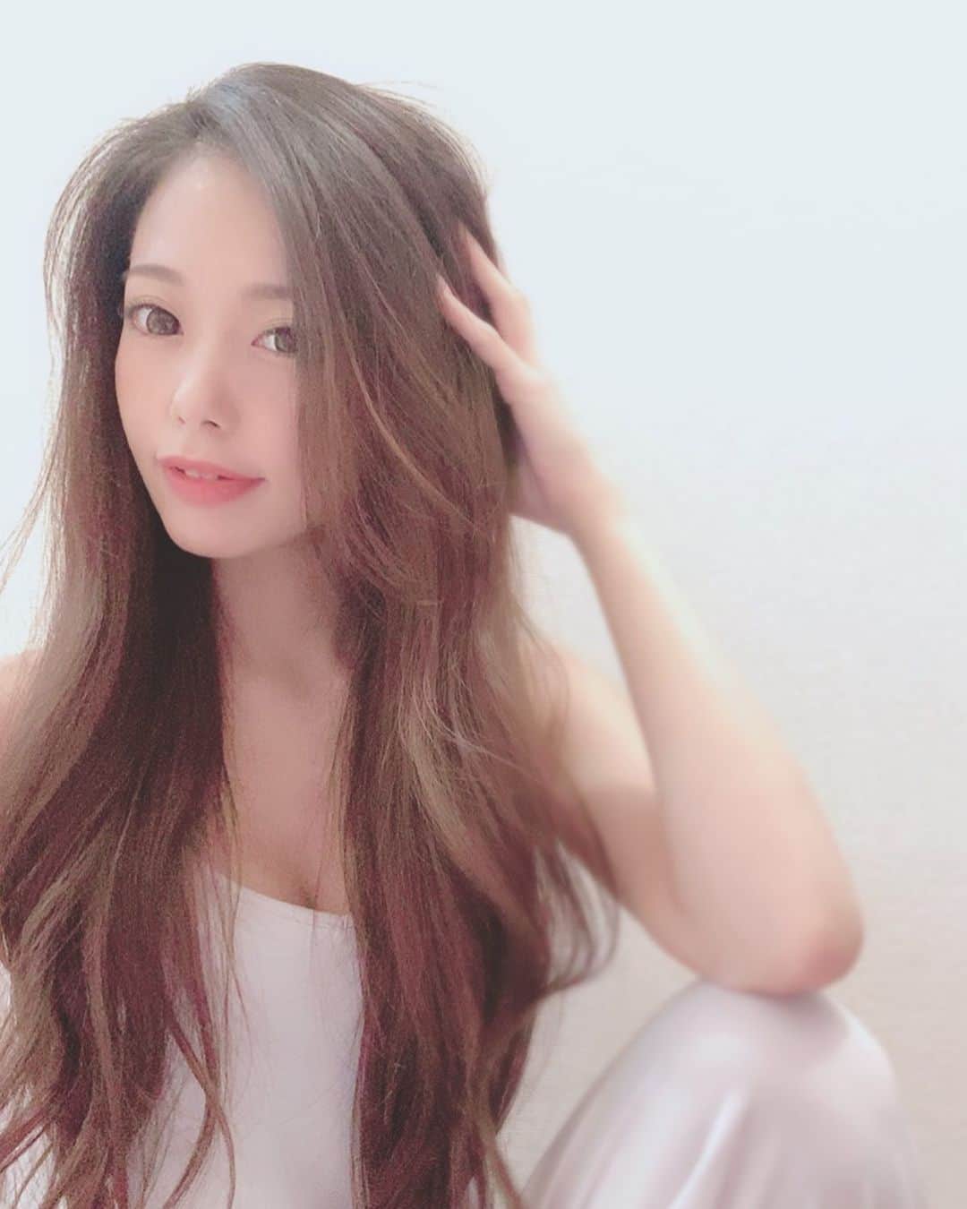 𝐀𝐬𝐚𝐤𝐮𝐫𝐚𝐌𝐢𝐰𝐚 のインスタグラム：「🤍 前髪をセルフカット♪ 胸下から顎下に。 前髪の長さって永遠に悩めるね笑 . . #おうち時間 #部屋着 #ルームウェア #ファッション #オールインワン #ロングヘアー #ヘアースタイル #メイク #ナチュラルメイク #roomwear #fashion #ootd #stayhome #longhair #hairstyle #make #lip #naturalmake #naturalbeauty #패션 #메이크업 #좋아요환영 #데일리그램 #팔로우」