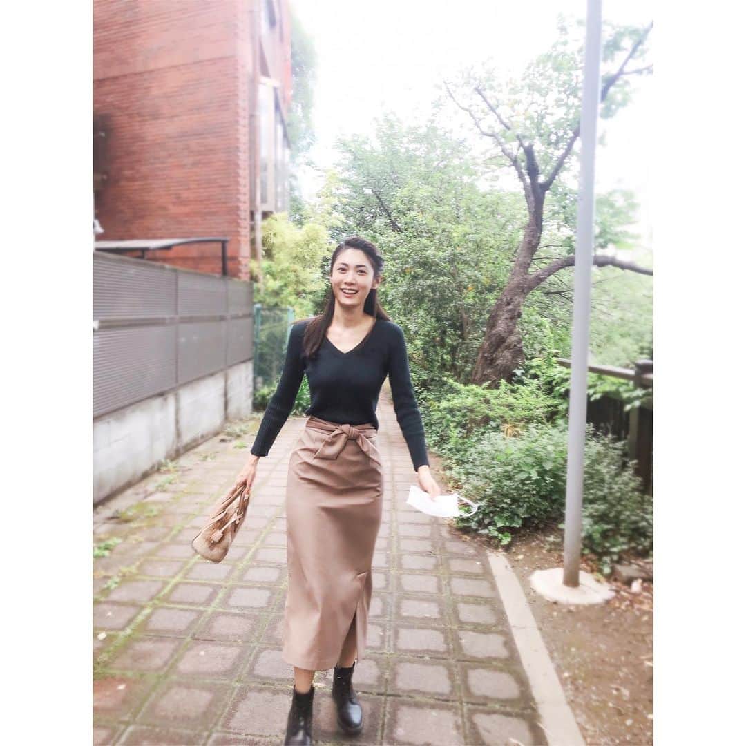加藤侑紀のインスタグラム：「誰も居ない道に入ったら、こっそりマスク外して深呼吸しちゃうんだ。ふ〜🥱 マスクの中国語は【口罩(コゥヅァオ)】というよ😷 ・ 確認路上都沒人，偷偷拿下口罩深呼吸。呼～🥱 口罩日文叫【マスク(媽俗苦)】唷😷 ・ ・ #深呼吸しよう #深呼吸好吸收 #毎日すっぴん #戴口罩不用化妝 #日台ハーフ #台日混血兒 #台日友好 #日台友好 #愛台灣 #學日文 #日語學習 #日文教學 #中国語勉強 #帰国子女 #バイリンガル #女優 #演員 #actress」