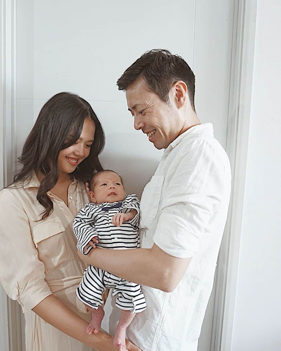 アキラ・コンチネンタル・フィーバーのインスタグラム：「family😊  #baby #bayi #あかちゃん  #あかちゃんのいる生活　#あかちゃんのいる暮らし  #新生児 #家族  #family #ベビー動画 #赤ちゃん  #赤ちゃん動画 #プレママ #成長記録　#育児記録　#stayhome #べびすたぐらむ    #スマイル育児 #ベビフル」