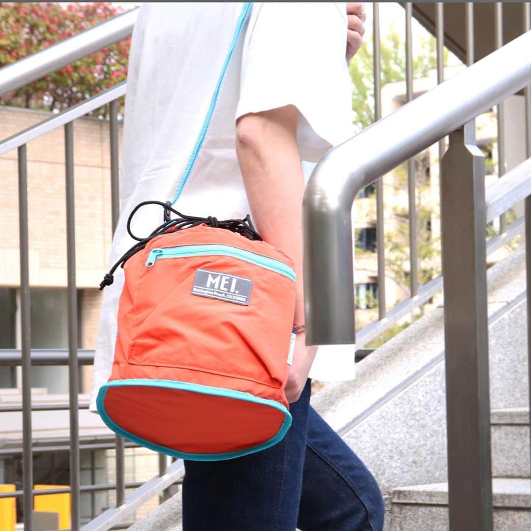 MEI(メイ) のインスタグラム：「MEI 2020 SPRING/SUMMER URBAN collection MEI-000-204003 TASLAN DRAW BAG ￥4,900+tax カラー展開：BEIGE, BLACK, BLUE, GREEN, NAVY, ORANGE, PURPLE, YELLOW サイズ：W25（底面）×H30×D23  #mei #meibag  #mei_bag #メイ #メイバッグ #kinchaku #巾着 #recyclednylon #リサイクルナイロン #taslan #タスラン #sustainable #サスティナブル #outdoor #アウトドア」