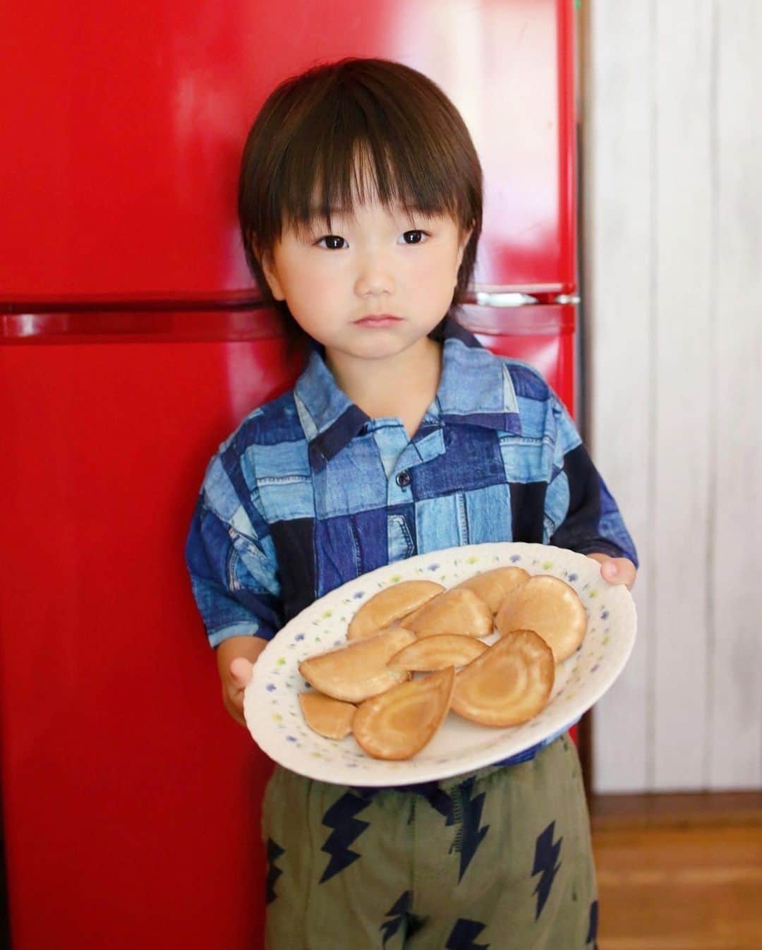 amiさんのインスタグラム写真 - (amiInstagram)「． Making sweets with my son at home ． おうち時間に息子と お煎餅作り🍘💕 ． 先日ストーリーにもアップ🙌しましたが🥳 ． @oita.onsenza_official さんから 大分県のギフトBOXが届いて、その中に この"臼杵せんべい手作り体験キット"が 入っていたので早速🥺❤️ ． 棕櫚の刷毛と素焼き煎餅が入っていて そこの生姜糖を塗り塗りして縞模様を 作ります♡ ． タレ作りから、臼杵煎餅作りまでの こんな体験がおうちで簡単に出来るなんて💕 楽しすぎて息子も大喜び🙌 ． おうち時間を楽しむのに この体験キットは本当に⭕️ ． 余った生姜のタレは生姜湯として 美味しくいただきました♡ ． 他にも、大分かぼすグミやざぼん ドレッシングやコーヒーや入浴剤など 大分の素敵なグッズがたくさん💕 ． http://totoseika.theshop.jp/ ． ドレッシングは、サラダ🥗に合わせると 美味しくてあっという間になくなりました♡ ザボンはヨーグルトに入れて毎朝🥰 ありがとうございました👏 ． ． #臼杵煎餅#後藤製菓#臼杵煎餅体験キット#大分県#大分ギフト#体験キット#伝統銘菓#大分の美味しいもの#3歳児#おうち時間#お菓子作り#お煎餅作り#アンテナショップ#おおいた温泉座#大分県を盛り上げよう」5月25日 18時53分 - amikuma1219