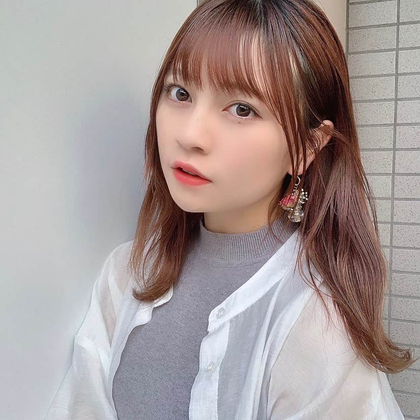 廣川奈々聖のインスタグラム：「シンプルな洋服にお花のアクセサリー﻿ これ鉄板〜〜🐈🐈🌼﻿ ﻿ ﻿ ﻿ #todayspic #今日もお疲れさまです ¨̮」