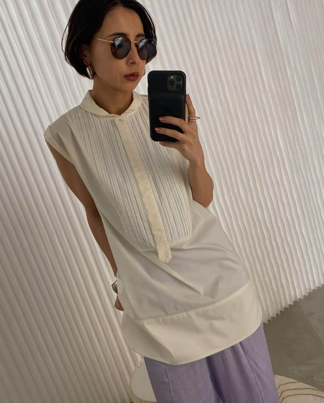 黒石奈央子さんのインスタグラム写真 - (黒石奈央子Instagram)「あめりふく . . MEDI ROUGH DRESS SHIRT ¥14000 6/2 LOOSE COLOR PT ¥14000 6/2 . さらっとシンプルだけどカラーでおしゃれさをプラスしたコーデ。 このパンツはお気に入りすぎていろち買い予定。 . .  @ameri_shinjuku @amerivintage @ameri_daikanyama @ameri.shinsaibashi #ameri#amerivintage #fashion #vintagefashion #coordinate#ootd#outfit#osanposnap #705_outfit #大人ファッション #大人コーディネート #大人スタイル #modestyle #modefashion#modecasual」5月25日 19時01分 - blackstone705