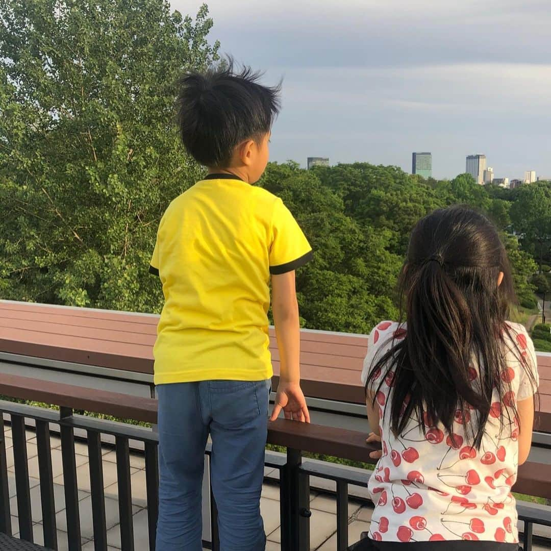 市川海老蔵 （11代目）さんのインスタグラム写真 - (市川海老蔵 （11代目）Instagram)「Cooling down in the breeze of dusk  Hmm? Mom? A white butterfly came🦋, I deliberately will not mention anything and watch over the two. * 夕涼み ん？ ママ？ 白い蝶々🦋が、 あえて 何も言わずに 二人を見守ります。  #市川海老蔵 #海老蔵 #成田屋 #歌舞伎 #ABKAI #ABMORI #ebizoichikawa #ebizo #kabuki #thunderparty #theater #theaterarts #actor #japan #classic」5月25日 19時01分 - ebizoichikawa.ebizoichikawa