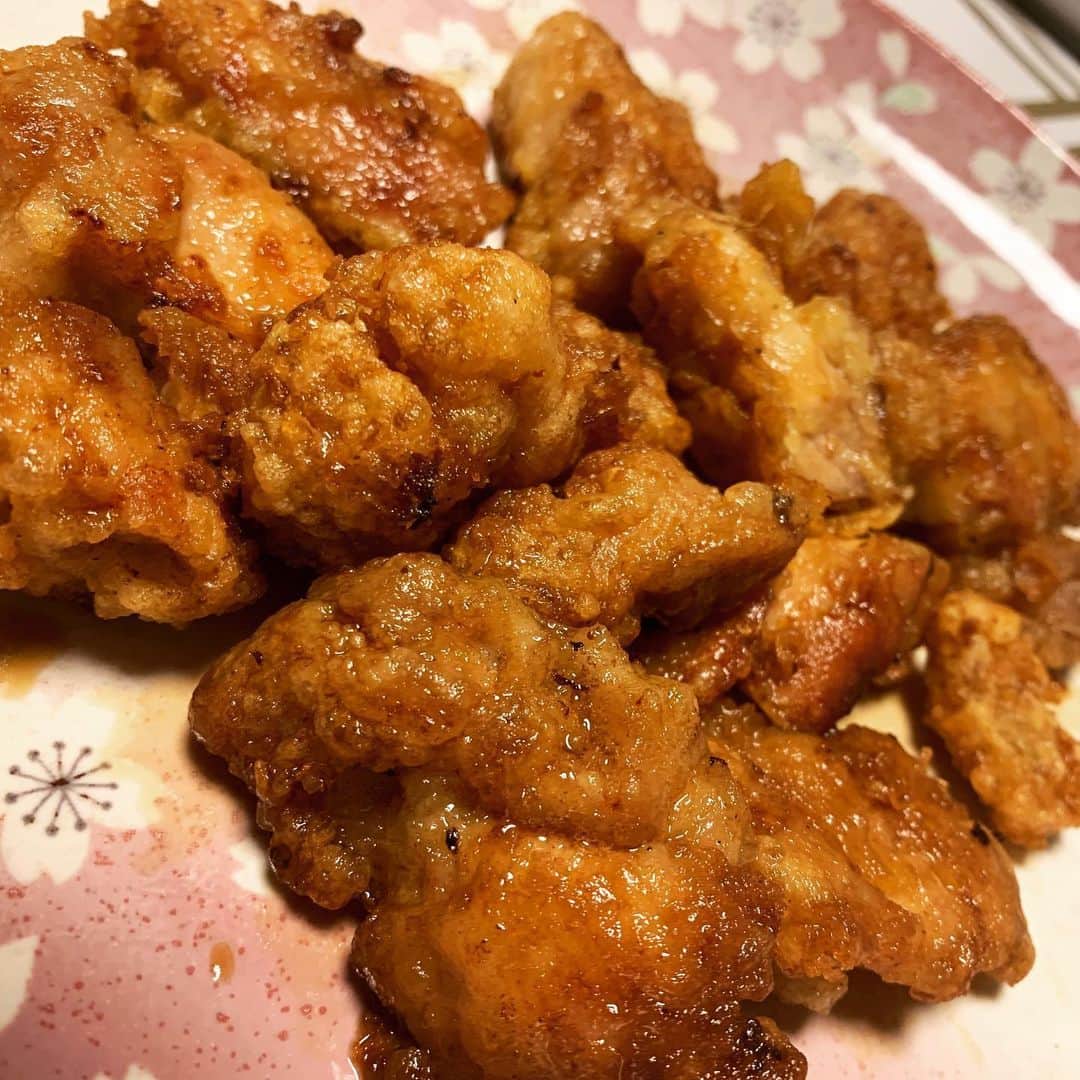 阿部浩貴のインスタグラム：「チキン南蛮！ 初めて作ったけど、いけた！ タルタルも作りましたの。 次男が 「なんか酸っぱい！でも…この酸っぱさがいいわ！」 と批評してくれましたの。 嬉しい。 今日は主夫ですの。 #チキン南蛮」