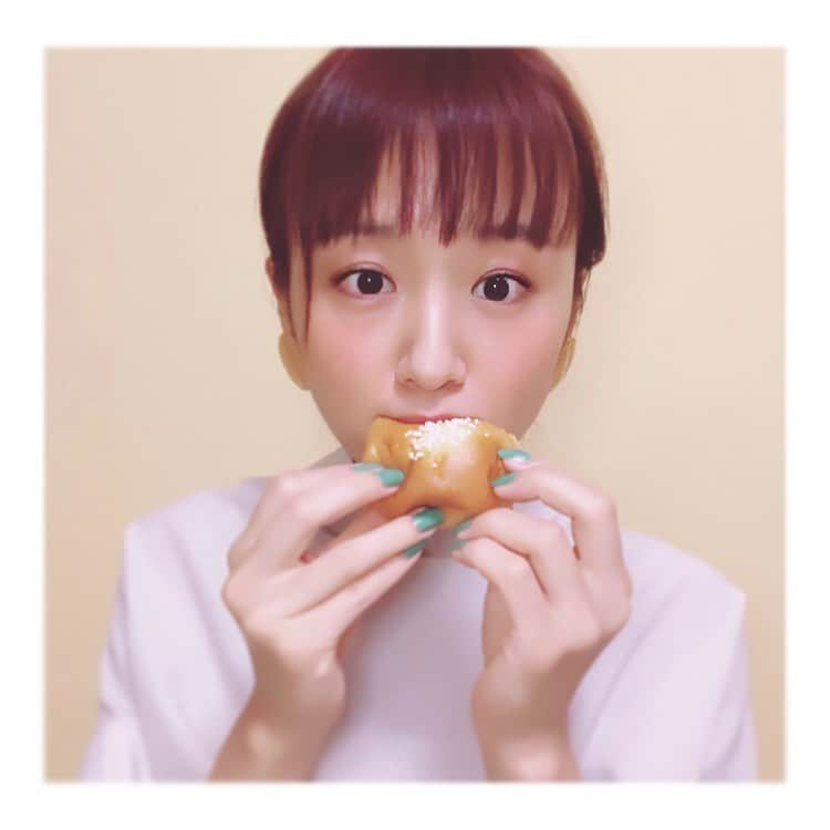 真下玲奈さんのインスタグラム写真 - (真下玲奈Instagram)「むしゃむしゃ🍞 . 行ってみたかったパン屋さんまで お散歩してきました。 . . 食べたかったパンはなかったけど クリームパンを購入💛 . . #クリームパン#山葵ネイル #胡粉ネイル #子ぎつね便り#上羽絵惣 #緑ネイル#bab#シャツワンピ#シャツワンピース #お散歩日和#お家時間#お家で過ごそう#美味しいもの好きな人と繋がりたい#クリームパン祭り#パン屋さん巡り#パン屋めぐり#boujeloud」5月25日 19時15分 - r.mashitaaa.221