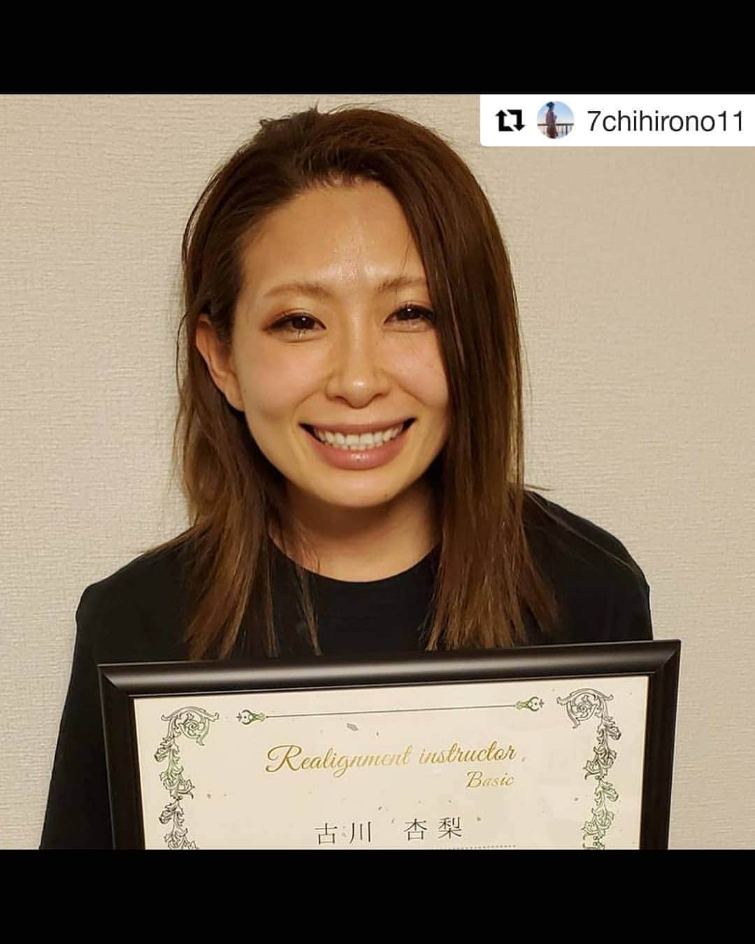 杏奈さんのインスタグラム写真 - (杏奈Instagram)「リアライメント(姿勢改善)BASIC養成コースの修了書が届きました！ このコロナ自粛の間に学ぶ機会を下さったちひろさん @7chihirono11 に感謝しています🥺✨ 次のADVANCEコースも引き続き学べることがとても嬉しいです💓褒めたり厳しくもしてくれるちひろさんの愛情をまだまだ頂きます♥  私も実は28歳でトレーナーになる時に２回試験に落ちました🤢でも試験だからこそ厳しくしてくれなかったら、実際のお客様にも社会や現実と向き合える心の強さが得られなかったと思っています。私は学力も社会経験も少なくトレーナーになるまで狭くて甘えた環境に居たんだと痛感しました。 本気で誰かの幸せ、健康を願うって生半可な気持ちじゃ出来ないんだなって。今もまだ自分の頭や心の弱さに不甲斐ないって思う事もあるけれど、悩むよりは学んででも足りない所は補おうと思えるようになりました。 それは前進し続けるお客様やフォロワーさんが居てくれるから。 頑張ってる姿を見て、私も誰かの為になるにはまずは自分が先頭立って道をつくっていかなくちゃって思うから。 皆さんのお陰で私は前に進めています。本当にありがとうございます。 これからもまだまだ足りない私ですが、皆さんのお力を頂きながら精進します！  ちひろさんも同じような経験をされいて、その想いや考え方を知って、やっぱりちひろさんの元で学べて良かったって思いました💓 来月からの試験もどうぞよろしくお願い致します🙇‍♀️✨ . . #Repost @7chihirono11 (@get_repost) ・・・ . リアライメント〜basic〜2期生本日全員修了しました🈴✨ . 今回の受講生は7名（1期生3名） がテストを受け合格されました💮 . 過去私は、インストラクターの試験に3回落ちた経験があります😅（同じ試験の追試）私ってむいてないのかな。とか周りに恥ずかしくて言えない😱 . そんな過去があります。その時は試験に落ちる事がショックで、私の何がいけないんだろ。と嘆き苦しんだ事は今でも覚えています😥 . やっと合格をもらった時は、嬉しくて涙が出ました😭私は決して素質は無いですし、自信もないので練習量でカバーするしか無いとその時に思い知らされました💧 . そしてインストラクターになり、大きなスタジオでのデビュー戦🔰 . スムーズにレッスンが出来てお客様が喜んでくれた😂💗60分間ノーミスでレッスンが出来た事で気付かされました💡（プレコリオレッスン） . テストに合格する事がゴールではなく、スタートなんだなと。 . テストに1発で受かっていたら、私はレッスンのために練習をしたか。お客様のために分かりやすいレッスンをしようと工夫したか。 そう思うと、合格は過程であってその後のレッスンや自分のモチベーションの方がよっぽど大切なんですよね😱 . いつだってチャレンジャーだし、 謙虚な気持ちで初心を忘れずに いたいな😭🈴 . 3回落ちた経験がある私がして良かった経験でした🤣 . そんな事より . @anna97114 🎀 . テスト2回しかも難しい内容にした意地悪な私をお許し下さい🤣🙇‍♀️アンナさんの2回目のテストものすごい良いと　@kakuregasalonrest  が絶賛しておりました😍❤️ . そして私がめちゃくちゃ嬉しかった🤣🤩💖最初からアンナさんはすごいと思っていたけど、それ以上に改善して良いレッスンを構成してレッスンをしてくれました👏👏 . 本当におめでとうございます㊗️ . #姿勢改善#オンライン #養成コース#インストラクター#学び#筋トレ#健康#宅トレ#フィットネス#リアライメント#山梨#甲府」5月25日 19時16分 - anna97114